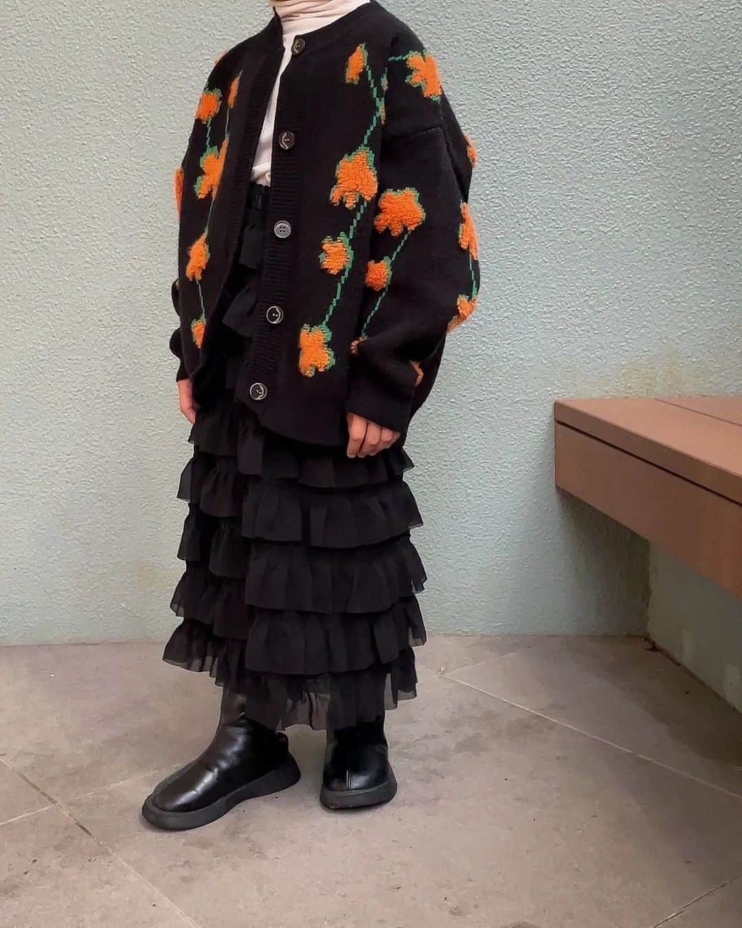 セレクトファッション・ .+*:laule'a*:｡さんのインスタグラム写真 - (セレクトファッション・ .+*:laule'a*:｡Instagram)「.⁡ ⁡⁡ ⁡花柄　ニットカーディガン  ￥2,390  size110-140⁡ ⁡⁡ ⁡⁡ ⁡⁡ ⁡.⁡ ⁡model @_i_am_chibiko_ ⁡ ⁡108cm / 11⁡ ⁡⁡ ⁡⁡ ⁡⁡ ⁡.⁡ ⁡⁡ ⁡⁡ ⁡黒地にオレンジの花柄が映えるニット カーディガン.  もちっとした生地感でチクチクせず着心地も◎ コーデの主役になるアイテムです.⁡ ⁡⁡ ⁡⁡ ⁡⁡ ⁡⁡ ⁡⁡ ⁡⁡ ⁡⁡ ⁡.⁡ ⁡⁡ ⁡⁡ ⁡⁡ ⁡⁡ ⁡⁡ ⁡⁡⁡⁡⁡⁡⁡⁡#トップス#秋#秋新作#秋おそろい⁡プチプラファッション#キッズコーデ#アクセサリー#男の子#キッズファッション#女の子服#子供服#キッズサンダル#女の子ママ# #姉妹#男の子服 #ootd#親子おそろい#サロペット#ニットパンツ#大人顔負け#大人顔負けファッション#小学生ファッション#小学生女子 #小学生コーデ #小学生ママ #小学生女子コーデ ⁡#ニットカーディガン#花柄ニットカーディガン ⁡」10月11日 21時07分 - laulea_shop