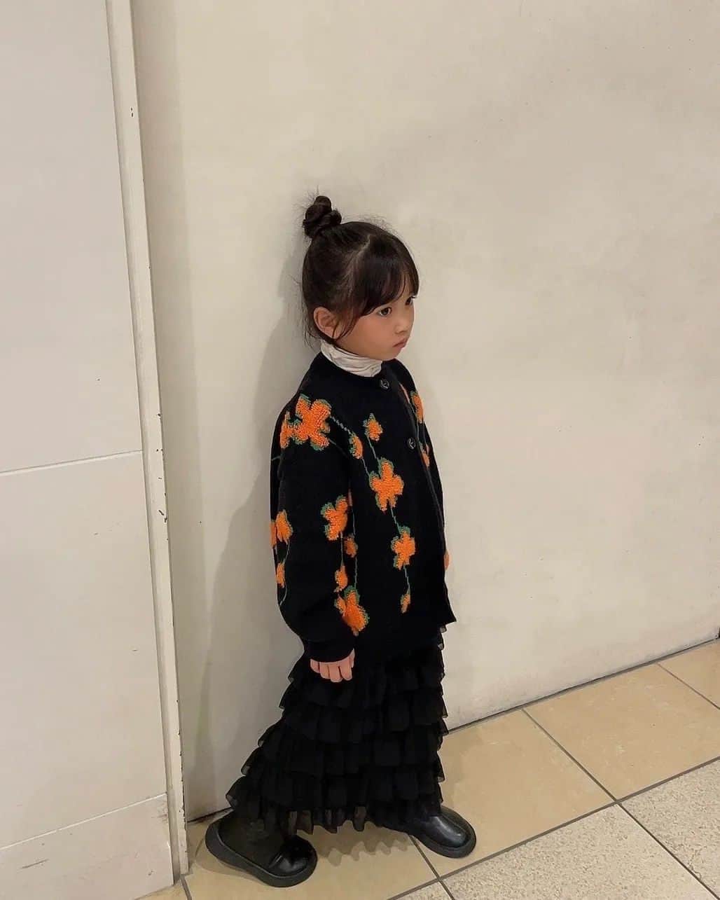 セレクトファッション・ .+*:laule'a*:｡さんのインスタグラム写真 - (セレクトファッション・ .+*:laule'a*:｡Instagram)「.⁡ ⁡⁡ ⁡花柄　ニットカーディガン  ￥2,390  size110-140⁡ ⁡⁡ ⁡⁡ ⁡⁡ ⁡.⁡ ⁡model @_i_am_chibiko_ ⁡ ⁡108cm / 11⁡ ⁡⁡ ⁡⁡ ⁡⁡ ⁡.⁡ ⁡⁡ ⁡⁡ ⁡黒地にオレンジの花柄が映えるニット カーディガン.  もちっとした生地感でチクチクせず着心地も◎ コーデの主役になるアイテムです.⁡ ⁡⁡ ⁡⁡ ⁡⁡ ⁡⁡ ⁡⁡ ⁡⁡ ⁡⁡ ⁡.⁡ ⁡⁡ ⁡⁡ ⁡⁡ ⁡⁡ ⁡⁡ ⁡⁡⁡⁡⁡⁡⁡⁡#トップス#秋#秋新作#秋おそろい⁡プチプラファッション#キッズコーデ#アクセサリー#男の子#キッズファッション#女の子服#子供服#キッズサンダル#女の子ママ# #姉妹#男の子服 #ootd#親子おそろい#サロペット#ニットパンツ#大人顔負け#大人顔負けファッション#小学生ファッション#小学生女子 #小学生コーデ #小学生ママ #小学生女子コーデ ⁡#ニットカーディガン#花柄ニットカーディガン ⁡」10月11日 21時07分 - laulea_shop