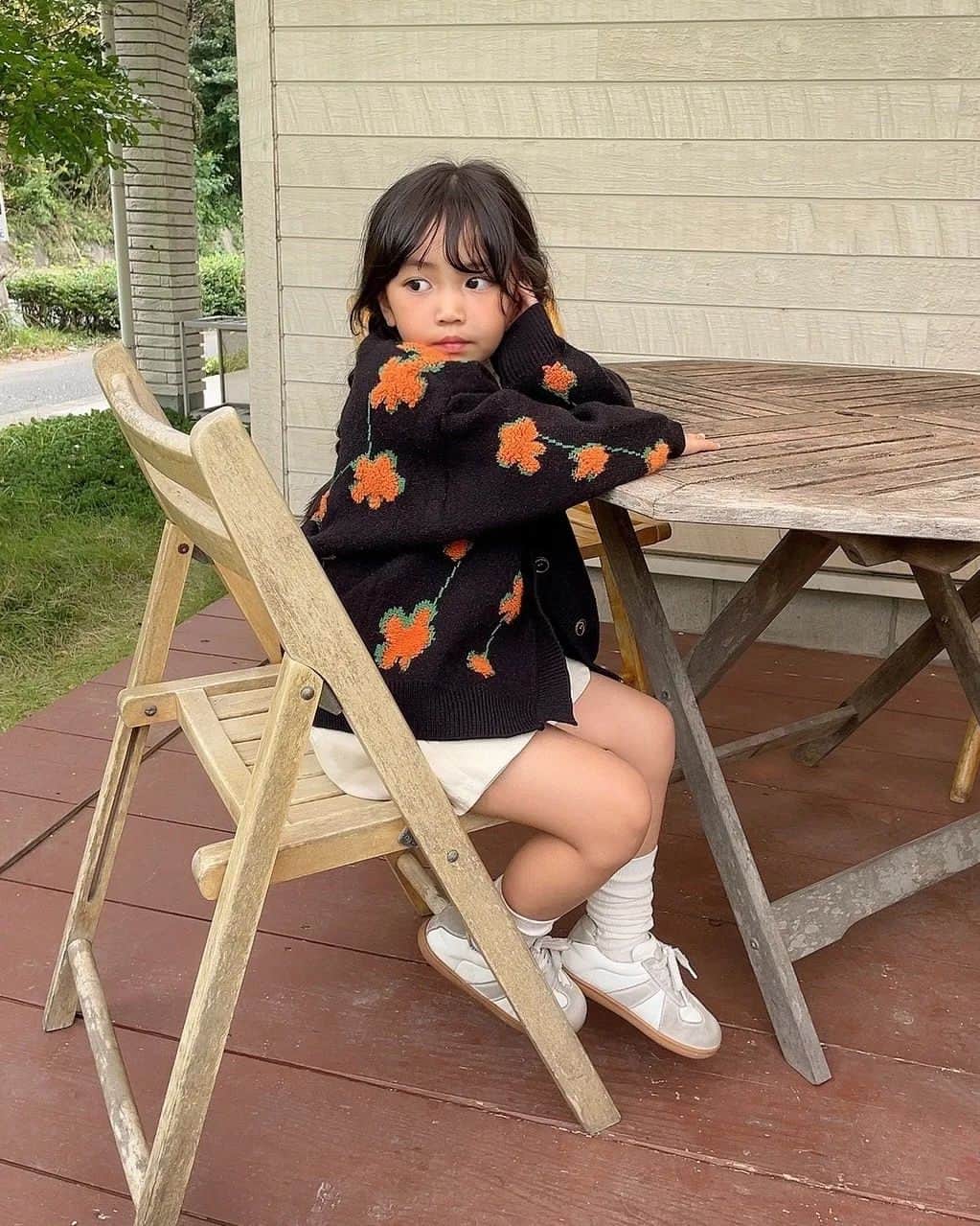 のインスタグラム：「.⁡ ⁡⁡ ⁡花柄　ニットカーディガン  ￥2,390  size110-140⁡ ⁡⁡ ⁡⁡ ⁡⁡ ⁡.⁡ ⁡model @_i_am_chibiko_ ⁡ ⁡108cm / 11⁡ ⁡⁡ ⁡⁡ ⁡⁡ ⁡.⁡ ⁡⁡ ⁡⁡ ⁡黒地にオレンジの花柄が映えるニット カーディガン.  もちっとした生地感でチクチクせず着心地も◎ コーデの主役になるアイテムです.⁡ ⁡⁡ ⁡⁡ ⁡⁡ ⁡⁡ ⁡⁡ ⁡⁡ ⁡⁡ ⁡.⁡ ⁡⁡ ⁡⁡ ⁡⁡ ⁡⁡ ⁡⁡ ⁡⁡⁡⁡⁡⁡⁡⁡#トップス#秋#秋新作#秋おそろい⁡プチプラファッション#キッズコーデ#アクセサリー#男の子#キッズファッション#女の子服#子供服#キッズサンダル#女の子ママ# #姉妹#男の子服 #ootd#親子おそろい#サロペット#ニットパンツ#大人顔負け#大人顔負けファッション#小学生ファッション#小学生女子 #小学生コーデ #小学生ママ #小学生女子コーデ ⁡#ニットカーディガン#花柄ニットカーディガン ⁡」