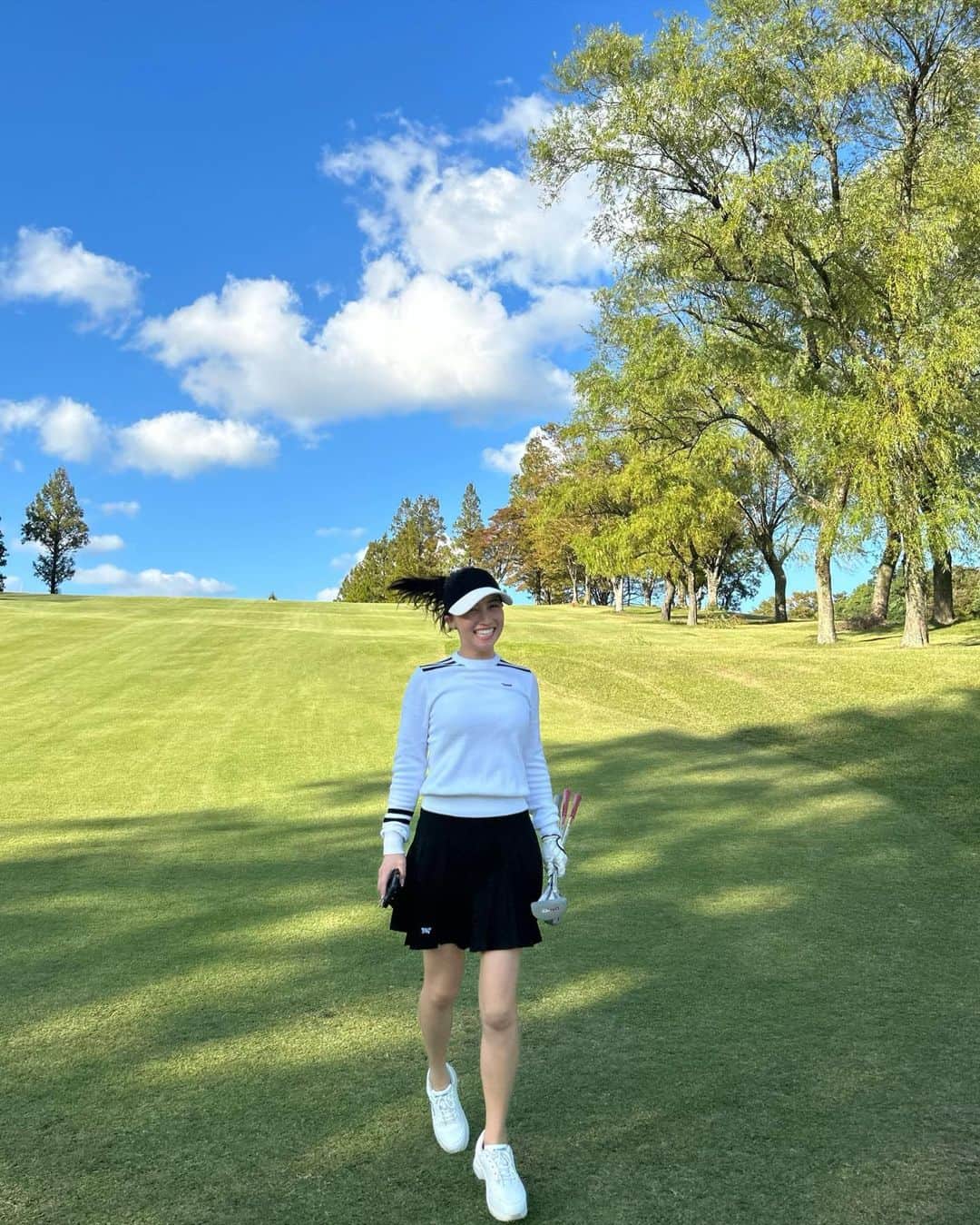 左近鈴乃さんのインスタグラム写真 - (左近鈴乃Instagram)「. 半年ぶりになってしまったゴルフ⛳️ 気候のいい時しか行きたくない わがままエンジョイゴルフしてます🏌🏼‍♀️🍃🌞笑 ウェアは韓国で買った @pxgkorea 🖤  今日は涼しくて、でも暖かくて 最高のゴルフ日和だった！！ 久しぶりに自然に触れてパワーもらった、最高🌳✨  . 朝からお互い仕事して、YouTube撮影もして その後集合して薄暮でゴルフ。 仕事もプライベートも充実した日は幸福度高すぎる◯ 早起きしてもう眠いから早く寝よっと😌♡  #ゴルフ #ゴルフ女子 #pxg」10月11日 21時07分 - suzuno_sakon