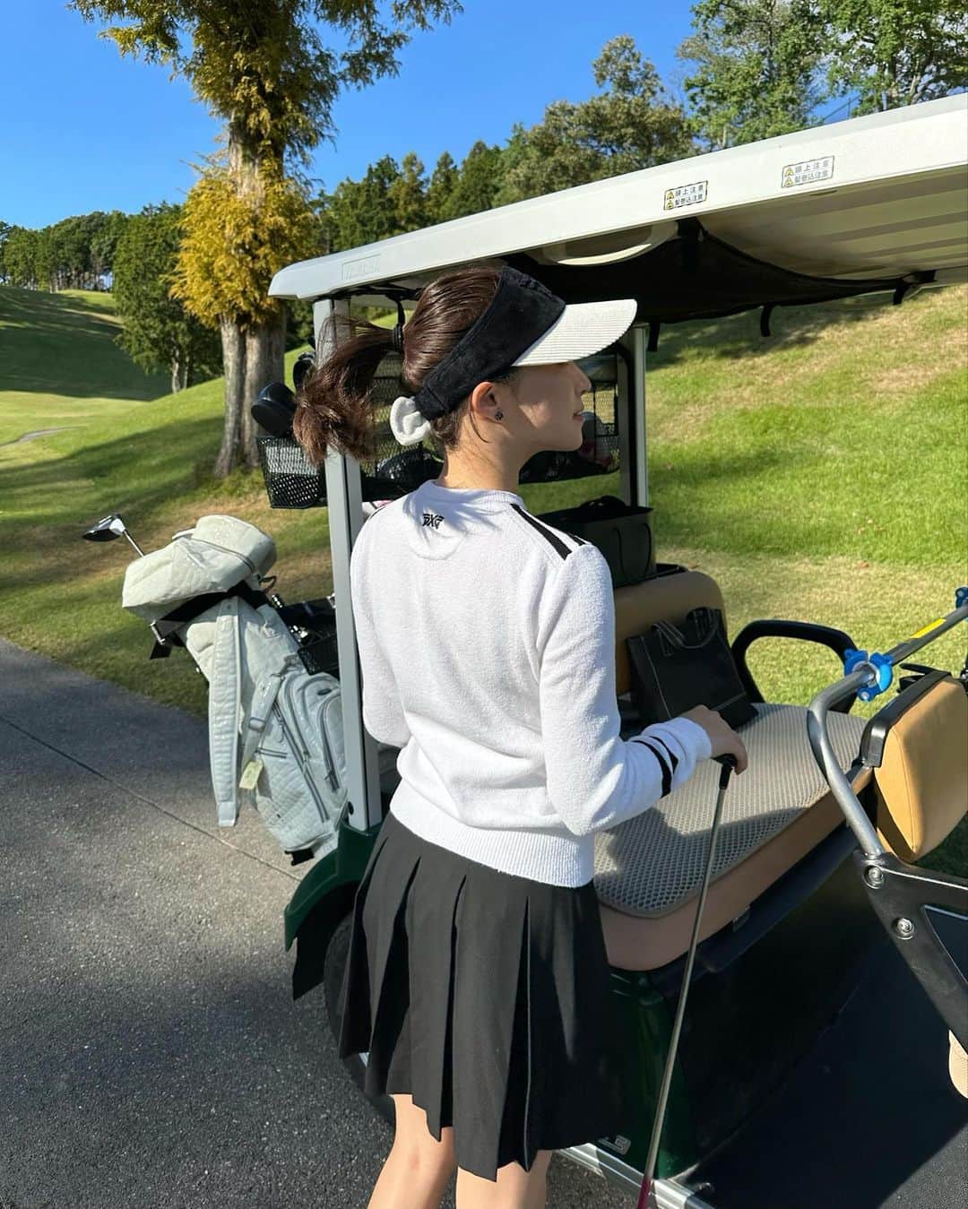 左近鈴乃さんのインスタグラム写真 - (左近鈴乃Instagram)「. 半年ぶりになってしまったゴルフ⛳️ 気候のいい時しか行きたくない わがままエンジョイゴルフしてます🏌🏼‍♀️🍃🌞笑 ウェアは韓国で買った @pxgkorea 🖤  今日は涼しくて、でも暖かくて 最高のゴルフ日和だった！！ 久しぶりに自然に触れてパワーもらった、最高🌳✨  . 朝からお互い仕事して、YouTube撮影もして その後集合して薄暮でゴルフ。 仕事もプライベートも充実した日は幸福度高すぎる◯ 早起きしてもう眠いから早く寝よっと😌♡  #ゴルフ #ゴルフ女子 #pxg」10月11日 21時07分 - suzuno_sakon