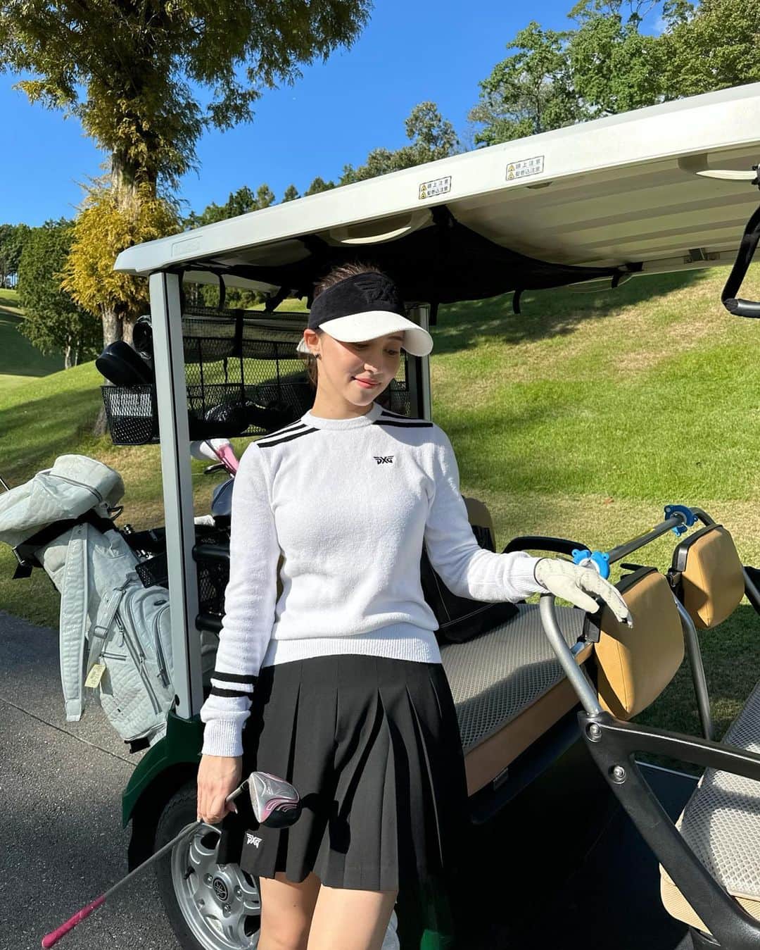 左近鈴乃さんのインスタグラム写真 - (左近鈴乃Instagram)「. 半年ぶりになってしまったゴルフ⛳️ 気候のいい時しか行きたくない わがままエンジョイゴルフしてます🏌🏼‍♀️🍃🌞笑 ウェアは韓国で買った @pxgkorea 🖤  今日は涼しくて、でも暖かくて 最高のゴルフ日和だった！！ 久しぶりに自然に触れてパワーもらった、最高🌳✨  . 朝からお互い仕事して、YouTube撮影もして その後集合して薄暮でゴルフ。 仕事もプライベートも充実した日は幸福度高すぎる◯ 早起きしてもう眠いから早く寝よっと😌♡  #ゴルフ #ゴルフ女子 #pxg」10月11日 21時07分 - suzuno_sakon