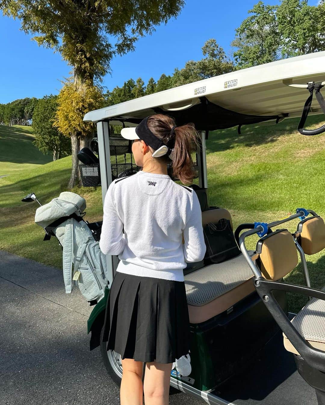 左近鈴乃さんのインスタグラム写真 - (左近鈴乃Instagram)「. 半年ぶりになってしまったゴルフ⛳️ 気候のいい時しか行きたくない わがままエンジョイゴルフしてます🏌🏼‍♀️🍃🌞笑 ウェアは韓国で買った @pxgkorea 🖤  今日は涼しくて、でも暖かくて 最高のゴルフ日和だった！！ 久しぶりに自然に触れてパワーもらった、最高🌳✨  . 朝からお互い仕事して、YouTube撮影もして その後集合して薄暮でゴルフ。 仕事もプライベートも充実した日は幸福度高すぎる◯ 早起きしてもう眠いから早く寝よっと😌♡  #ゴルフ #ゴルフ女子 #pxg」10月11日 21時07分 - suzuno_sakon