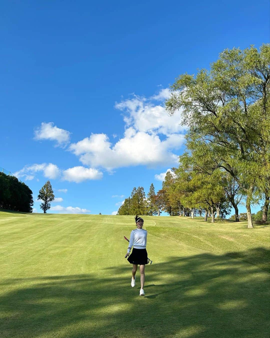 左近鈴乃さんのインスタグラム写真 - (左近鈴乃Instagram)「. 半年ぶりになってしまったゴルフ⛳️ 気候のいい時しか行きたくない わがままエンジョイゴルフしてます🏌🏼‍♀️🍃🌞笑 ウェアは韓国で買った @pxgkorea 🖤  今日は涼しくて、でも暖かくて 最高のゴルフ日和だった！！ 久しぶりに自然に触れてパワーもらった、最高🌳✨  . 朝からお互い仕事して、YouTube撮影もして その後集合して薄暮でゴルフ。 仕事もプライベートも充実した日は幸福度高すぎる◯ 早起きしてもう眠いから早く寝よっと😌♡  #ゴルフ #ゴルフ女子 #pxg」10月11日 21時07分 - suzuno_sakon