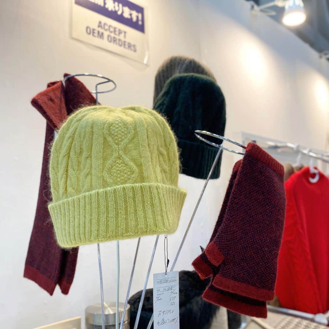 大谷朋子さんのインスタグラム写真 - (大谷朋子Instagram)「♡ * ファッションの秋🍂 * アパレル・バッグ・シューズ、メガネなど、 あらゆるファッション商材が出展する総合展「FaW TOKYO(ファッションワールド東京）【秋】」に行ってきました！ * 秋はアイウェアも取り入れていきたいな！ ってことで早速身につけているのは @eyetec.eyewear の@ungrid_official の👓 カジュアルをベースに自由なファッションを提案するブランドだから、日常に取り入れやすくてお気に入り♪(写真1.2) * メガネ素材のアクセサリー @mamas_fukui ♡ 肌や地球に優しい綿花由来の素材「セルロースアセテート」を使用。 アニマルモチーフの種類がたくさんあって可愛い🐕(写真3) * @tokaiopt のナイトグラス👓 夜間に低下する視力をアシスト！ 車を運転される方で、対向車のヘッドライトやナイター照明が眩しいと感じる方におすすめ！(写真4) * 首から提げられる老眼鏡「Clic」は、 使い勝手が良さそう！(写真5) * 日本素材を使った @yujikakimoto_official の洋服(写真6)や、 スウェーデン発のカラフルな靴下 @happysocksjapan (写真7)や、 やわらかい肌触りのヤクの帽子も気になりました🧶(写真8) * 最後に @wicue.global の斬新なサングラス 「Chamelo瞬間調光サングラス」🕶️ ボタンで色が変わる〜！びっくり！！ (最後の動画) * FaW TOKYOはいろんな発見や出会いがあってとっても楽しかったです♡ * * @fashionworld_dg #PR #fawtokyo #FaWTOKYO_spirit #デジタルファッション #サステナブルファッション #フェムケア #メタバース #サステナブルコーデ #サステナブル #ファッションワールド東京 #fashionworldtokyo」10月11日 21時08分 - tomoko_ohtani