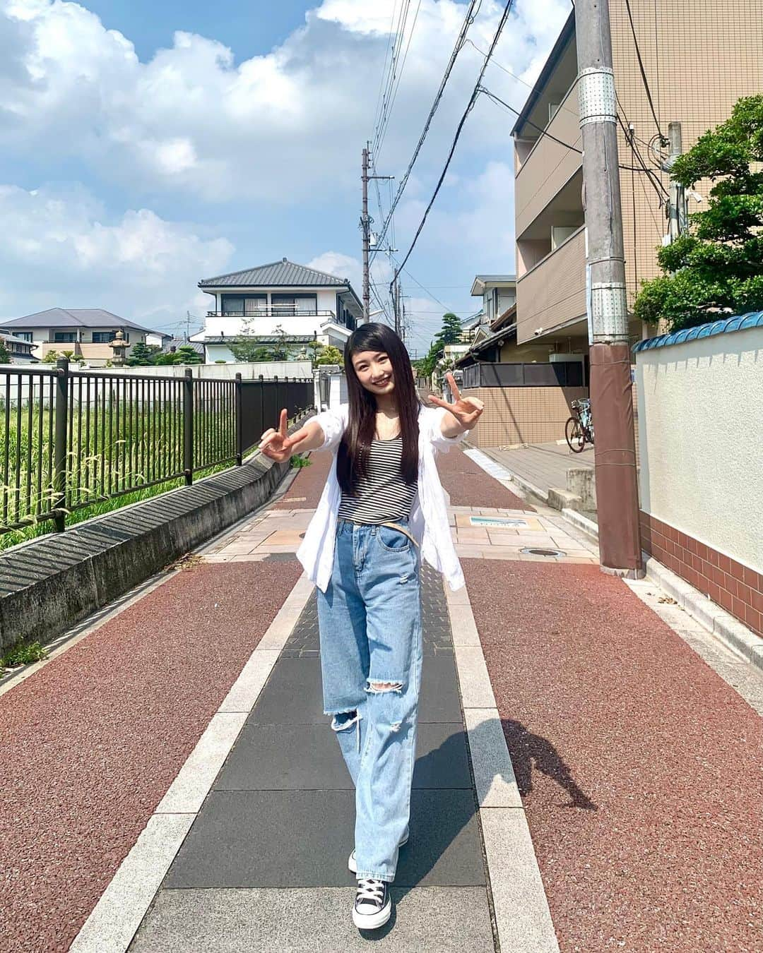 塩月希依音のインスタグラム：「天気が良いと気分もいい🌱🤍  I feel good when the weather is nice  #旅#旅行#一人旅女子 #一人旅#ひとり旅#ひとり旅女子 #大阪#羽曳野#羽曳野市 #竹内街道#横大路#ラフコーデ#ジーンズ#ジーパン#スニーカー#スニーカー女子 #コーデ#ファッション#code#fashion #YouTube#ケイト旅#jk #ljk #05#05년생 #05line #fyp」