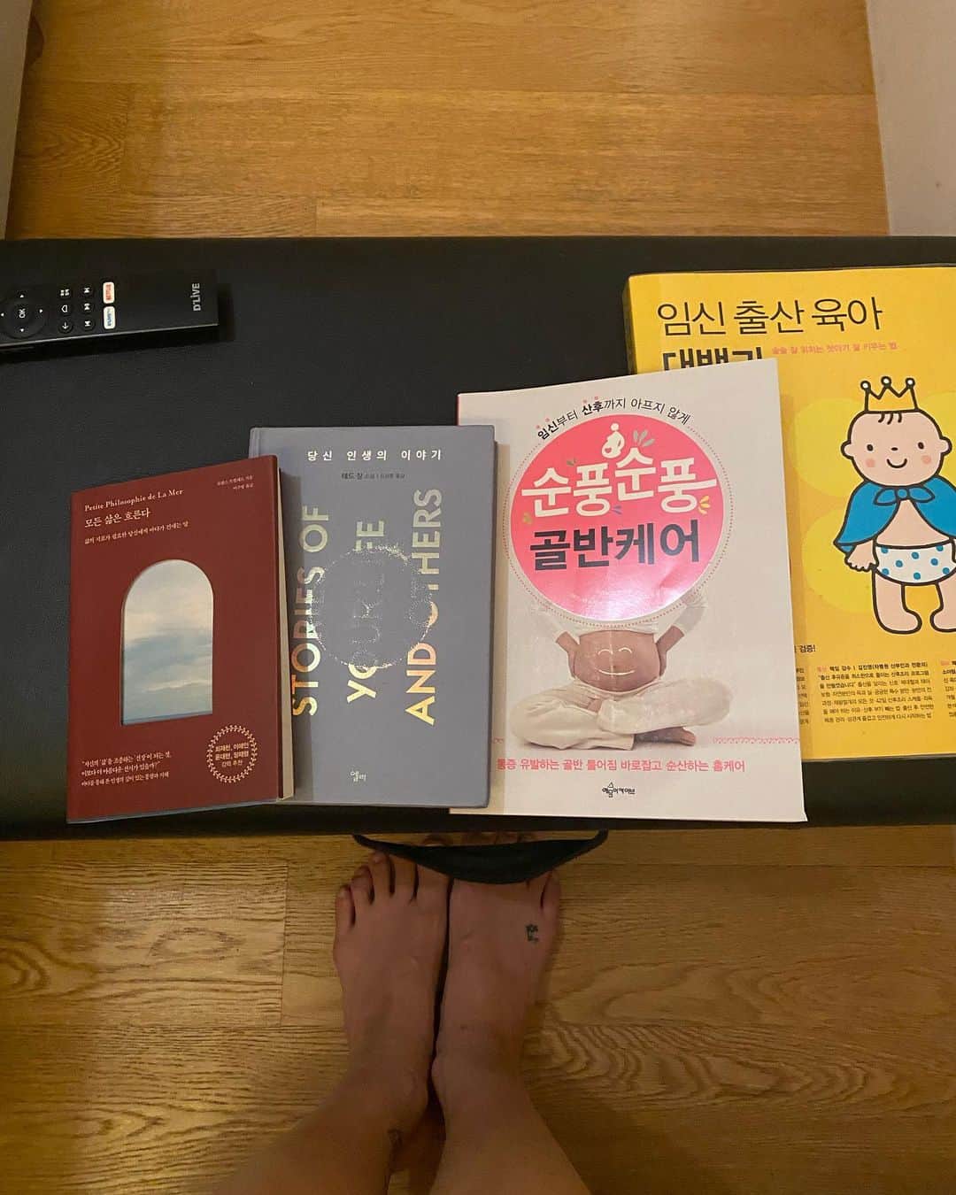 ユン・ジンソさんのインスタグラム写真 - (ユン・ジンソInstagram)「요즘_   예전 사진을 뒤적이기도 하고( 엄마가 찍어준)  나를 위한 추천책를 골라 놓기도 하고,  아기용품을 골라보기도 하고,  다시 깊은 생각에 빠져 보기도 합니다.   #인생 #엄마가되는중」10月11日 21時09分 - augustjin