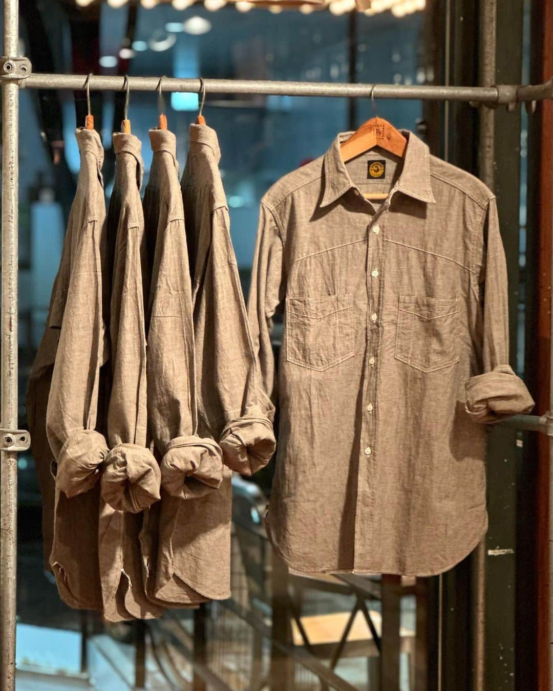 BEAMS+さんのインスタグラム写真 - (BEAMS+Instagram)「・ BEAMS PLUS RECOMMEND.  ＜John Gluckow POP UP STORE.＞  Lot JG-13 1920s-1930s Dockworker's Shirt(Long Sleeve).  These work shirts were made for dockworkers, deliverymen, and others who carried heavy loads, and had to be covered at the shoulders and reinforced. It was also used by outdoor style people. The use of sulfide dyeing, which was rare in those days, also reproduces the vintage style.  -------------------------------------  このワークシャツは、港湾労働者や配達員など、重いもの運ぶ人の為に肩や補強箇所に当て布をしています。その人達以外にもアウトドアスタイルの人達にも重宝されたそう。当時としては希少な硫化染めを使用している点もヴィンテージを再現しています。  #beamsplusharajuku  #harajuku #tokyo #mensfashion #mensstyle #stylepoln #menswear #johngluckow #warehousecompany」10月11日 21時11分 - beams_plus_harajuku