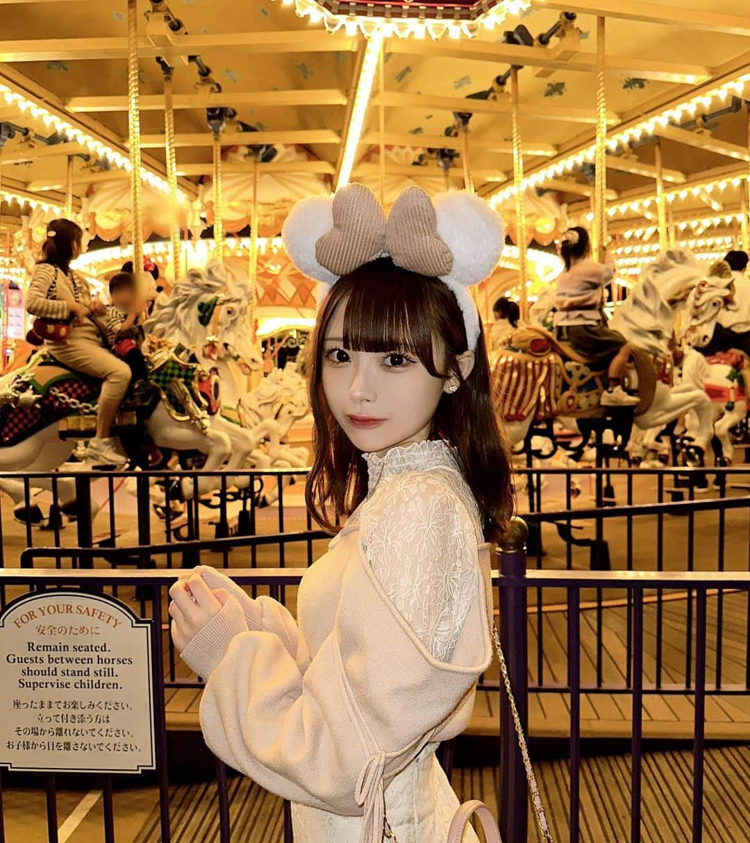 ぬうのインスタグラム：「メリーゴーランドってこんなに回るの早かったっけ🎠𓈒𓂂   #ディズニー   #ディズニーランド   #ディズニーコーデ   #ガーリー   #ガーリーコーデ   #メリーゴーランド」