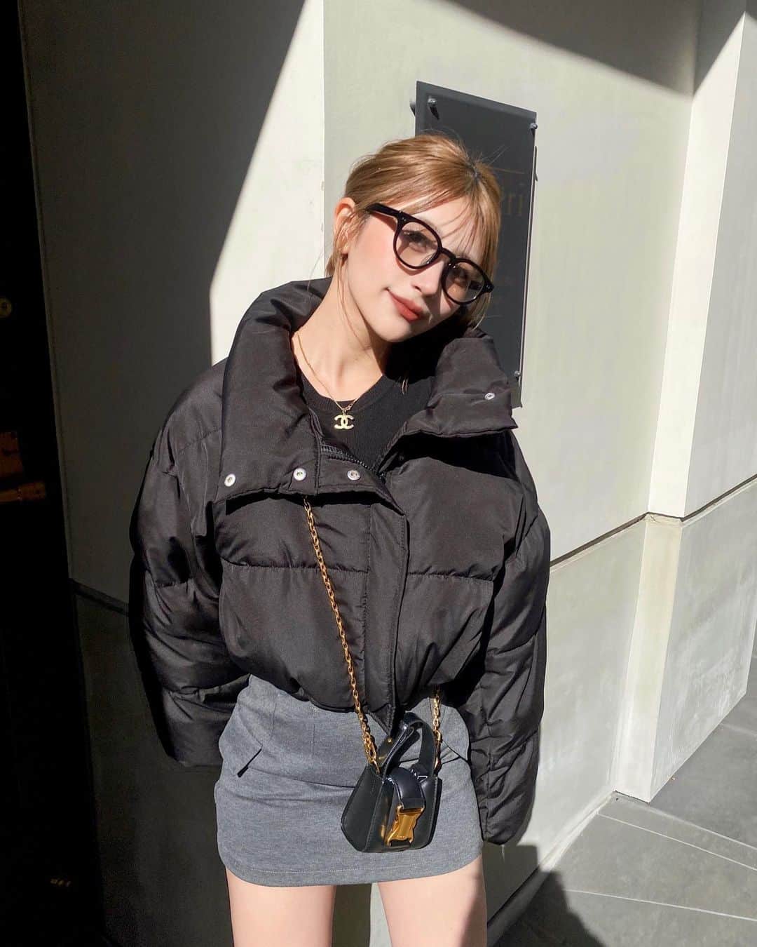 小串未来のインスタグラム：「.  今年のダウンは去年に比べて 生地も含めてカジュアルに🖤 そして、バックデザインには ゴールド金具を施してアクセントの効いた DIANTÉらしいモードカジュアルに🫶🏻  裾を絞ると、コロンっとした 丸いシルエットになるのが可愛い😭💕 ハイウエストのボトムに合わせるなら 絶対絶対に絞るべし😍🫵笑笑  #DIANTE #DIANTE_STYLE #fashion #outfits #ダウン #モノトーン  #サングラス #ブーツ #モード」