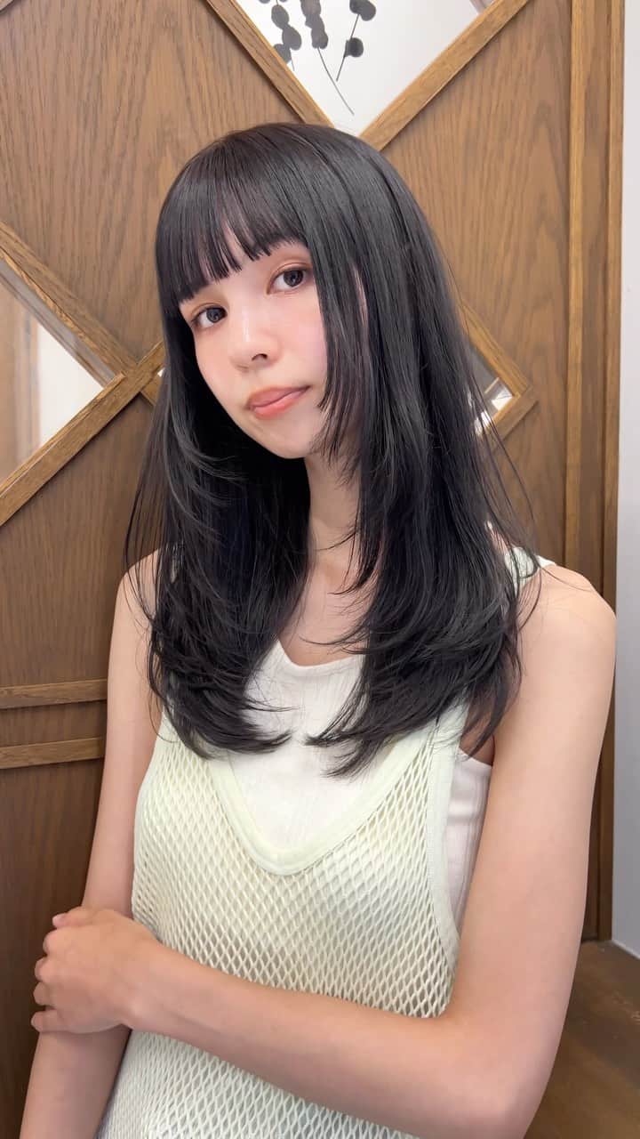 兼井遼のインスタグラム：「オリーブグレー＊ フェイスレイヤー✌︎  柔らかくほつれるヘア😌  ツヤのある 暗くても透明のある カラーならお任せください☺️  10月のご予約も まだまだお取りできます🙇🏻  ご質問などは コメントにてお問い合わせください！😌  #ケアカラー  #ヘアアレンジ  #ケアダブルカラー  #巻き方  #髪質改善カラー  #イルミナカラー  #ミルクティーベージュ #グレージュ  #ケアブリーチ  #ハイライトカラー  #ハイトーンカラー  #ブリーチ  #ダブルカラー   #インナーカラー  #オリーブアッシュ  #グラデーションカラー  #グレージュカラー  #ツヤトーン  #パーマ  #艶髪  #外国人風  #髪質改善トリートメント  #くびれヘア  #シースルーバング  #髪質改善  #ラベンダーグレージュ  #オリーブグレージュ  #トリートメント  #ヘアアクセサリー　#インナーハイライト」