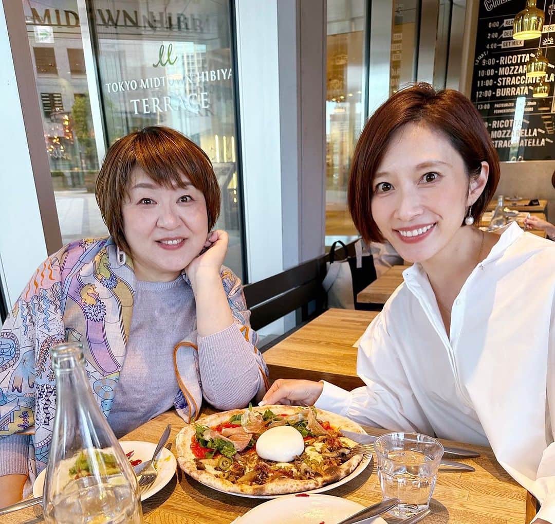 亀井京子（林京子）のインスタグラム：「本日は、  コミュニケーションのコーチングされてる　講演会のプロフェッショナル　#山崎洋実　さん　@hirosshuofficial と久々のランチ！  10年くらい前に日テレさんのバラエティでご一緒させていただいてから  あれよあれよと事務所も同じになり  さらに共通の仲良しママ友経由でつながりーの  なんだか縁がふかーい私たち😂  波長があいすぎて  さらには私　ひろみさんから中身は同じ50代のおばちゃんと呼ばれてますので🤣居心地の良さ抜群🤣  不思議と縁が深いとお互い感じていたら  まさかの数秘の世界でも33という🤣  ラブ🫶　ひろっしゅ🫶🫶🫶笑」