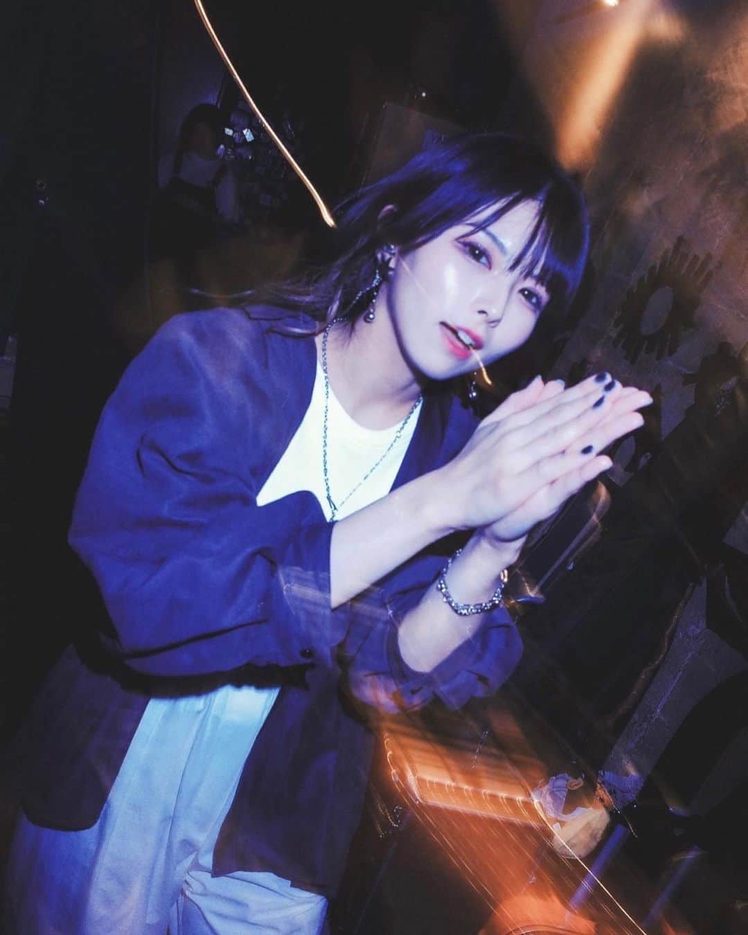 森脇加奈子のインスタグラム：「off shot🙏🏻  #Faulieu #band #girlsband  #rock #rockband #musician #show #live #livephotography #photogaphy #vocal #guitarvocal  #guitarist #guitarplayers #guitar #telecaster #Fender #Fenderamerican #japanese #japanesegirl  #tagsforlikes #followme #tfl  #일본 #팔로우미 #粉我」