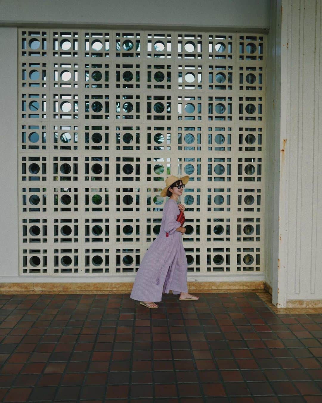 池田泉さんのインスタグラム写真 - (池田泉Instagram)「⁡ ⁡ キャリーケースほとんど占めている、 ブロックプリントは私の旅には必須アイテム インド綿のワンピースはふわっとした着心地で 身体にまとわりつかなくて快適です⚪︎ 娘のスカートは、昔に私が履いていた おさがりの古着のインド綿。🌺 宮古島の海にぱきっと映えてて可愛かった〜。」10月11日 21時14分 - xxizumi123xx