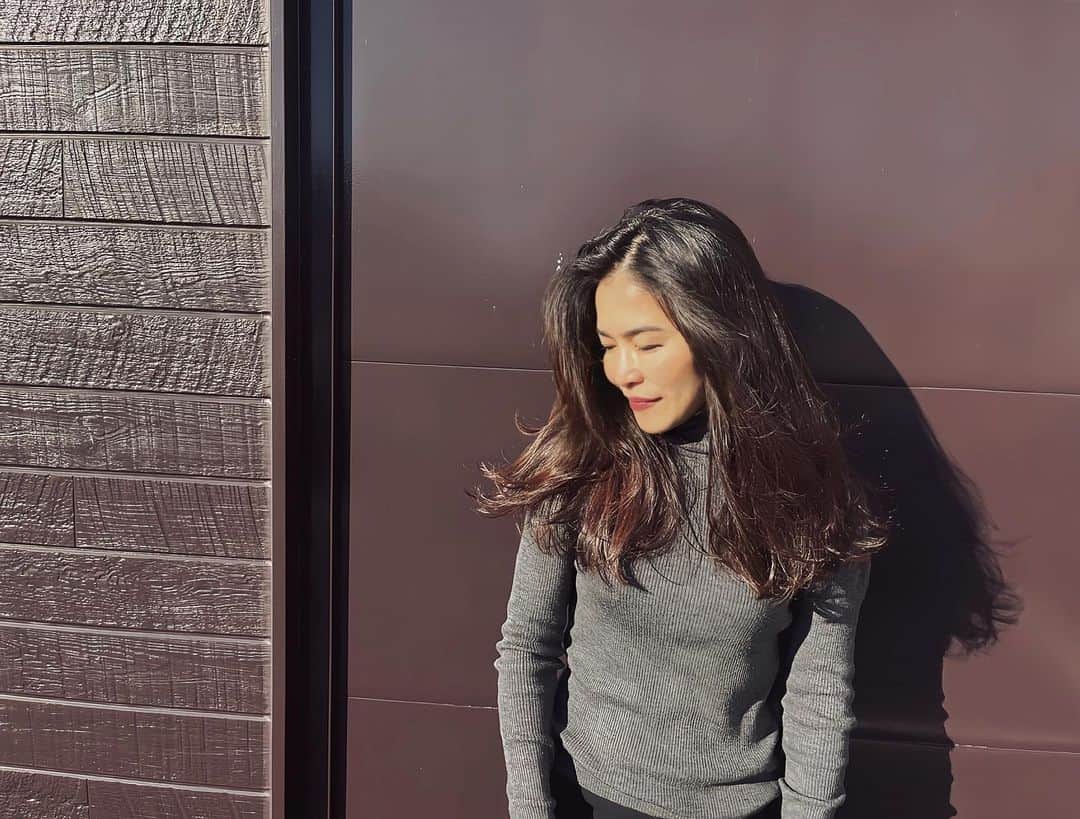 辻直子のインスタグラム：「#turtleneck #ハイゲージのタートルネックニット #流行ろうが流行らないだろうが#まったく関係ない#シーズンの始まりに探し始めるアイテム🫶🏻#まっぶしぃ☀️  お洋服がすき。って思い始めたときから毎シーズンずっと買っている好きなものの一つがこれ  身体にフィットする塩梅が理想と少しでも違うと買わない  吟味するアイテム  そんなちょっとしたことでスタイルが創れるし、見え方が変わるのです  今シーズンも着々と見つけています♡」