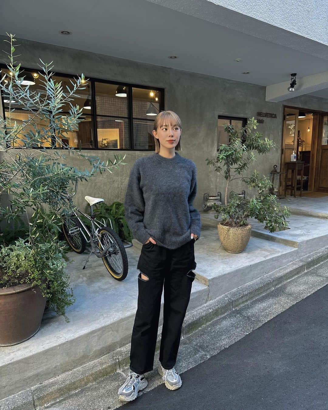 松井貴香のインスタグラム：「.  ᵀᵒᵈᵃʸˢ ᴷⁱᶜᵒᵈᵉ  この秋冬着まくるであろう お気に入りのモヘアニット🧶  色とシルエットが可愛くて一目惚れ🩶🩶🩶  パンツもニットも @dresslaveofficial です☺︎  .」