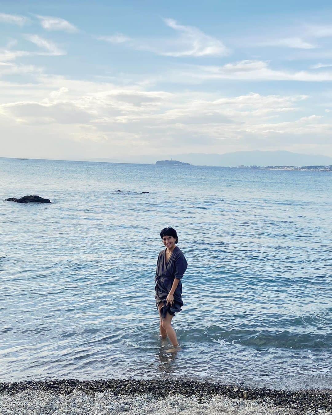 桃生亜希子のインスタグラム：「今日の海は、穏やかで暖かかった🌞✨ 　段々寒くなってきて、太陽のありがたみを感じる時。 　 久しぶりのeat YOGA。　@eatyogastudio  　 　初対面のあっこと話も盛り上がって楽しかったな。✨」