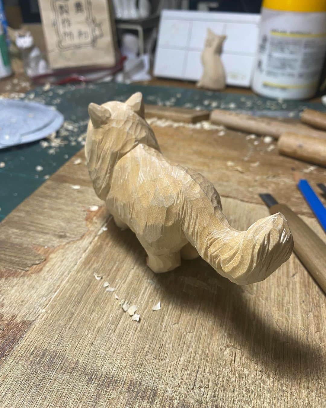 yamanekoさんのインスタグラム写真 - (yamanekoInstagram)「猫は普通でもモフモフなのに長毛ちゃんと来たらとんでもなくモッフモフです。 猫の毛が硬くならない様に、柔らかくフワフワになる様に願いながら慎重に彫りました。 ようやくモッフモッフの😹いい季節になったね  北九州の卑弥呼さんで11月3日から企画展があります。リクエストお応えして  @design_gallery_himiko   #ねこ#ねこ部 #長毛猫 #モフモフ #猫彫刻 #木彫り猫#ねこすたぐらむ #バンナイリョウジ #cat#catstagram #catsculpture #woodworking#woodsculpture #catcarving #woodcarving #ryojibannai」10月11日 21時17分 - yamaneko5656