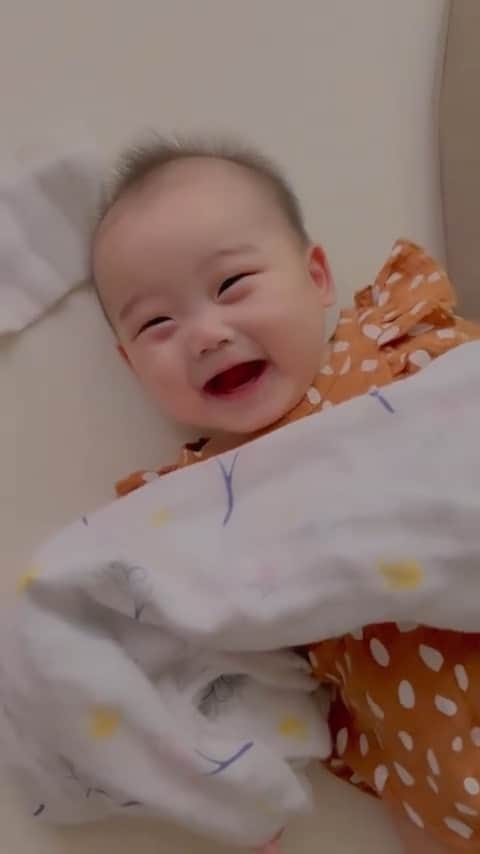 のインスタグラム：「* この赤ちゃん独特の笑い声 いつまで聞けるかなぁ✨ 顔におくるみかけて隠れてみたり いないいないばあ始めたりする度に こっちは探すフリする毎日w 動画は先週のだけど、 今日で6ヶ月になりました🎈 これからも元気いっぱいニコニコで 過ごせますように💓 ・ ・ ・ ・ #ハーフバースデー#生後6ヶ月#女の子ベビー」