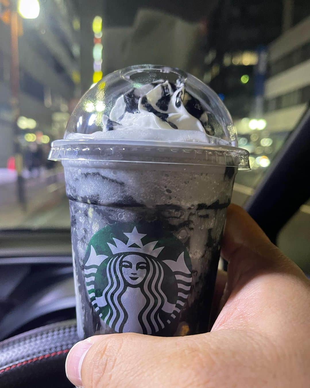 石川修司のインスタグラム：「新作の「Booooo フラペチーノ」を飲む。 中にプリンが入って最早飲み物なのかデザートななのか。でもうまし！ デザート感覚でお飲みください。 オススメ度90 #starbucks  #フラペチーノ」