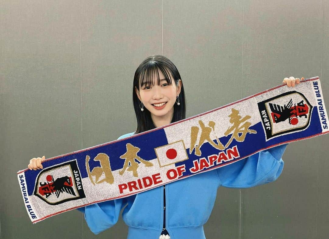 岡本夏美のインスタグラム：「みなさんこんばんわ！⚽️ なんとですね、岡本、 サッカー日本代表戦 JFAさんの　オフィシャルマッチデープログラムにて インタビューをしていただき掲載されております！！⚽️ (わーーはじめてのサッカーお仕事です、やったー光栄、そわそわ)  嬉しいです！はじめての代表戦インタビューに ドキドキしつつも、楽しくお話しさせていただきましたので！ ぜひご覧ください！！！  カナダ戦が前編、チュニジア戦で、後編の 二本立てです！  日本代表応援しましょうね📣！🇯🇵⚽️」