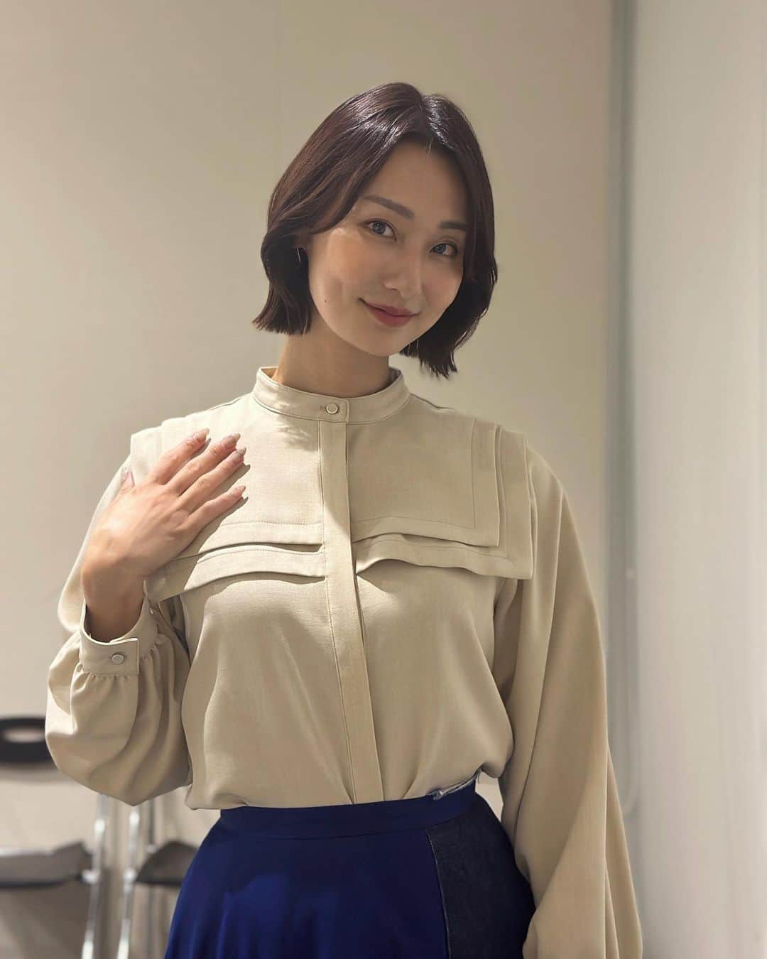 のインスタグラム：「⁡ 今日もABEMA「倍速ニュース」でした〜 衣装の襟どうなってるの？ってコメントがあったので、動画をご参照ください…後ろはセーラーみたいになってました🫡  今日はYouTube生配信で音声が出ないトラブルがあり失礼しました💦原稿の裏に、超特急で書いたお断りが、3枚目です😂   #テレビ朝日アナウンサー #本間智恵 #ABEMA #倍速ニュース #アナウンサーカメラ #YouTube生配信」