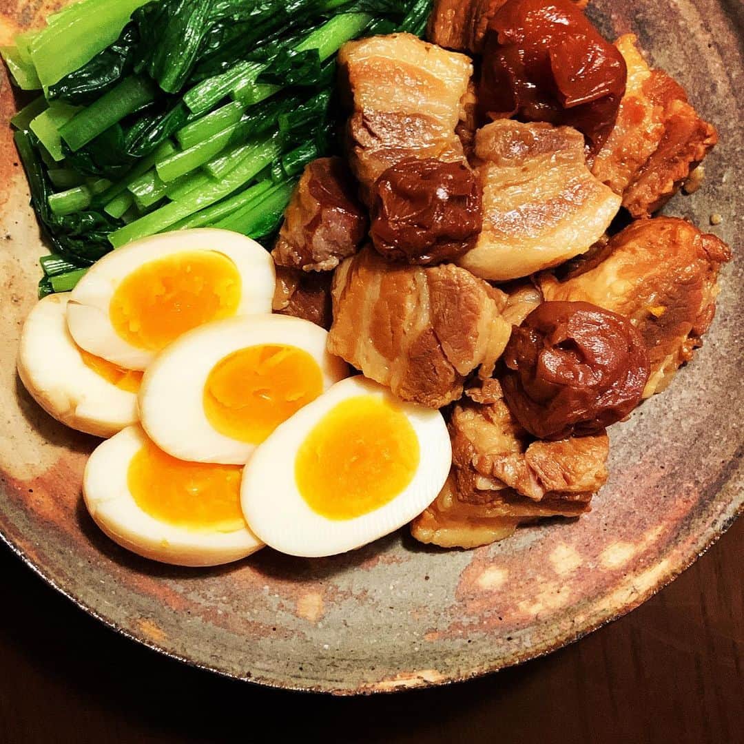 志摩有子のインスタグラム：「久しぶりにふーみん風の豚バラ肉の梅干し煮。こっくり煮上がった。添えた青菜は小松菜を顆粒の鶏がらスープと米油、塩を少量加えたお湯でさっと煮たもの。炒めるよりシャッキリ。ご飯によく合う。  #豚バラ肉の梅干し煮」