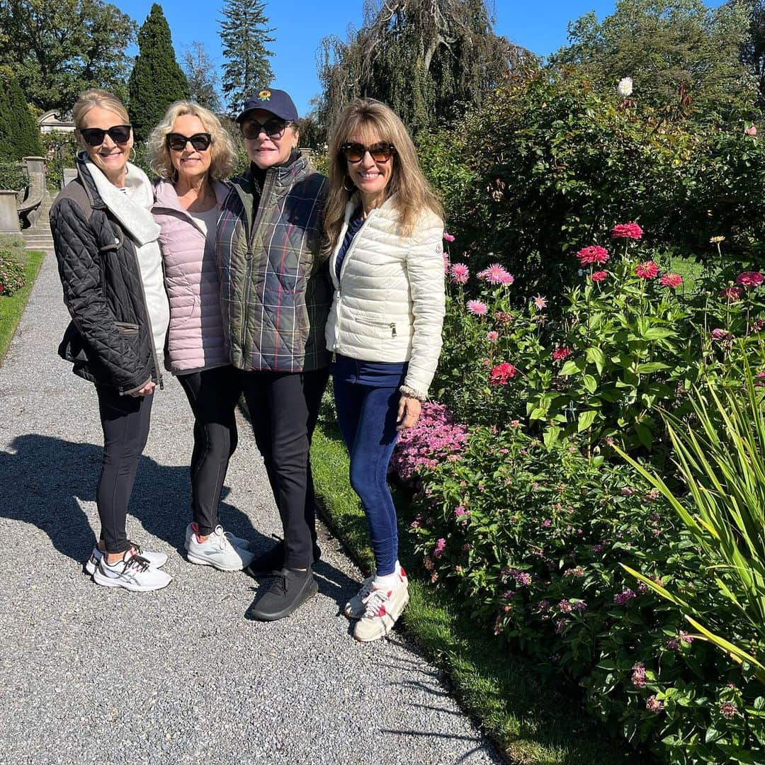 スーザン・ルッチのインスタグラム：「What a great welcome home!!! Perfect October morning, walking with BFF’s in the spectacular  Old Westbury Gardens! 🥰🥰🥰🥰💃🏽💃🏽💃🏽💃🏽」