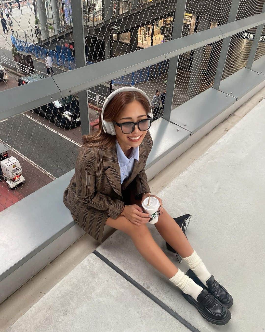 米山妃利のインスタグラム：「😄→😐 . いや、 2枚目に関しては不意打ちすぎて ひよりもここまで真顔に なれるんだなと思ったよね😇💦笑 . スタバはストローさして 飲む派です🥤 . #ootd#fashion#code#outfit」