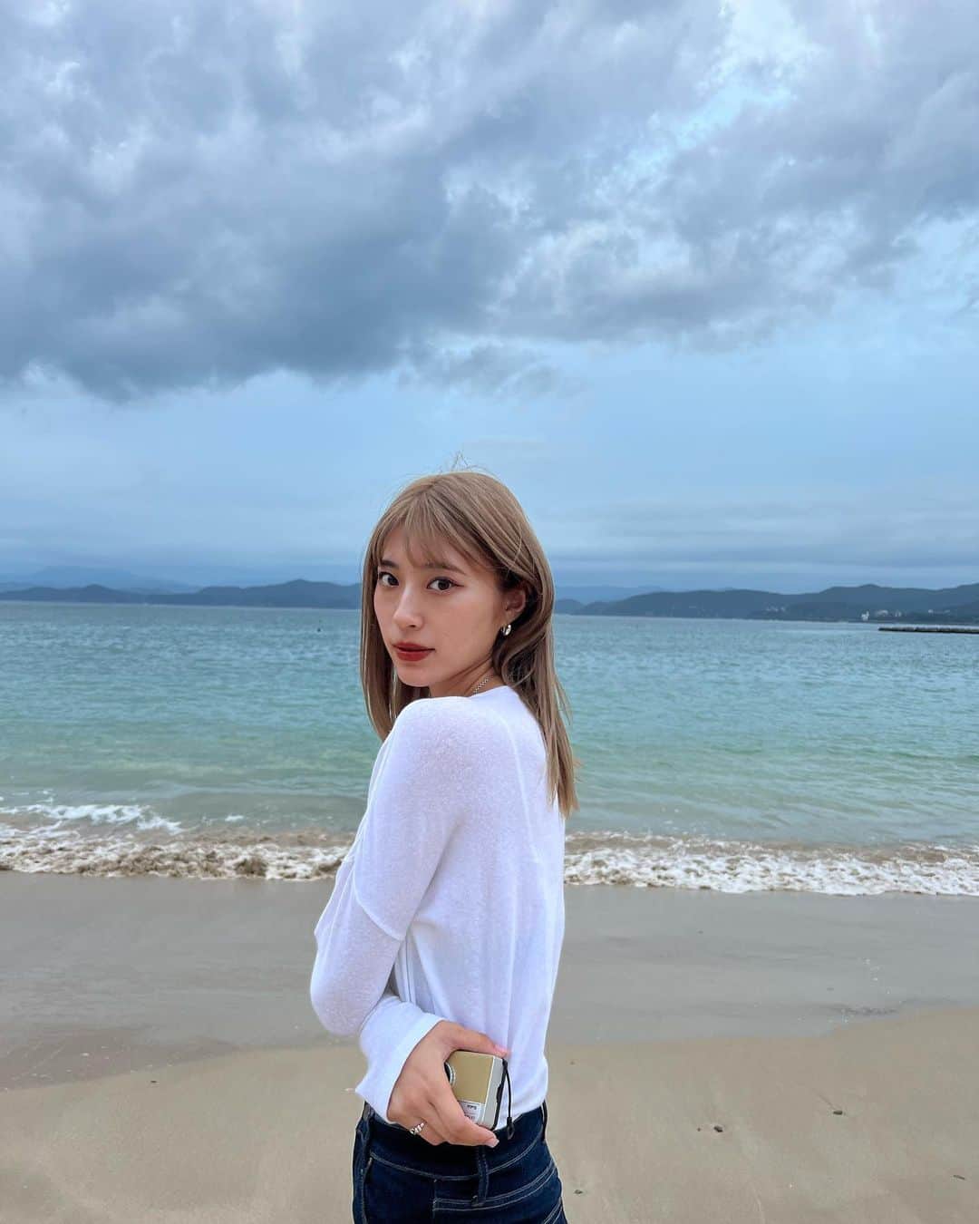 のインスタグラム：「예쁘게 해줘서 고마오 내 진구>0<💖💖💖 . #머리 #머리스타일 #염색 #헤어컬러링 #ハイトーンカラー #ベージュカラー #ミルクティーベージュ」