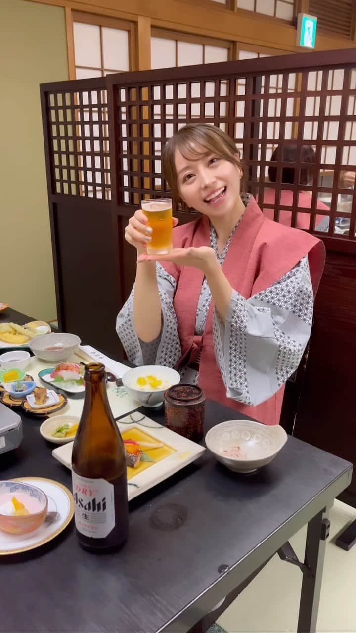 中村優花のインスタグラム：「♨️🍺  ____________________________________________  #ユウカと神湯館 ♨️🍚  ________________________________________  三重県津市にある榊原温泉 #神湯館 にて🍚🤤  とても豪華なお夕食をいただきました💓 松坂牛のしゃぶしゃぶ〜🤤🤤 時間の流れがゆったりでリラックスできました😳  ランチの鯛茶漬けも優しい味わいで、 とろとろの温泉もとても気持ちよかった〜😳  緑に囲まれた、静かな場所で癒されました🫶🏻  それから神湯館には 大きな特徴が..!!!!  なんと！「eスポーツ✖️旅館」を融合させた唯一無二の宿なんです！！  eスポーツのスタジオが設置されていたりと異空間でした😻  そちらはまた別でご紹介しますね🎮♨️  神湯館さん ( @shintoukan.jp )のSNSにこれから旅の様子が続々と投稿される予定です🚗  とても素敵なお宿なので是非チェックしてくださいね😻♨️♨️  #三重県#津市#温泉#旅館」