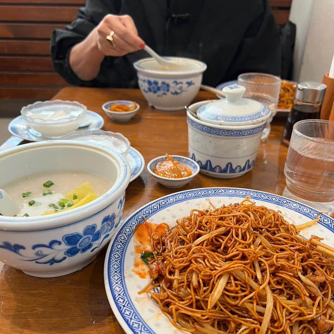 森本容子のインスタグラム：「実は、毎日調子に乗って食べまくっております。今日は三宿の　#香港麺新記　香港焼きそばと、おかゆでやり放題のランチでした。新記は東京滞在中は、昼も夜もよくお邪魔してます💛　#新記」