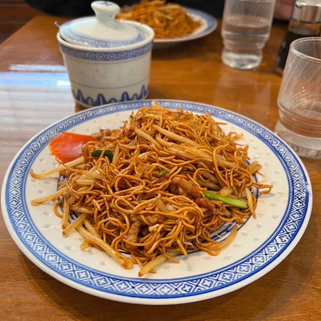 森本容子さんのインスタグラム写真 - (森本容子Instagram)「実は、毎日調子に乗って食べまくっております。今日は三宿の　#香港麺新記　香港焼きそばと、おかゆでやり放題のランチでした。新記は東京滞在中は、昼も夜もよくお邪魔してます💛　#新記」10月11日 21時23分 - yocomorimoto