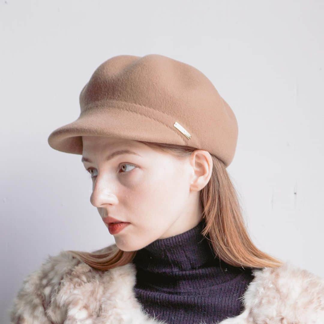 【公式】帽子専門店イチヨンプラス さんのインスタグラム写真 - (【公式】帽子専門店イチヨンプラス Instagram)「. シルエットの美しい曲線が目を引く、フェルトポコポコキャス。  被ってから形を整える必要がない、安心のデザインは、 小顔効果も期待できます♪  ウール100％で作られている為、冬でも暖かく、防寒対策も兼ねてお洒落を楽しんで頂けます。  コートやニットと合わせて、ワンランク上のコーデイネートを☺︎  ▼商品名 #フェルトポコポコキャス ▼商品コード #103369 ¥5,200(税込) Color:black,beige,beige(2)  ._______________________________________⠀⠀⠀  商品や色々なシーンに合わせた帽子コーデ、帽子にまつわるHOW TOをお届けしています♪ 最新情報はアカウントをCheck！ 👉@14plusjp . .________________________________________⠀⠀⠀ #イチヨンプラス #帽子 #帽子コーデ #フェルト生地 #キャスケット#ポコポコ#秋コーデ#おでかけ帽子」10月11日 21時24分 - 14plusjp