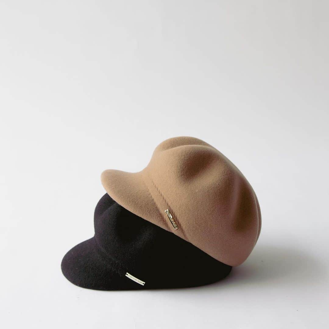 【公式】帽子専門店イチヨンプラス さんのインスタグラム写真 - (【公式】帽子専門店イチヨンプラス Instagram)「. シルエットの美しい曲線が目を引く、フェルトポコポコキャス。  被ってから形を整える必要がない、安心のデザインは、 小顔効果も期待できます♪  ウール100％で作られている為、冬でも暖かく、防寒対策も兼ねてお洒落を楽しんで頂けます。  コートやニットと合わせて、ワンランク上のコーデイネートを☺︎  ▼商品名 #フェルトポコポコキャス ▼商品コード #103369 ¥5,200(税込) Color:black,beige,beige(2)  ._______________________________________⠀⠀⠀  商品や色々なシーンに合わせた帽子コーデ、帽子にまつわるHOW TOをお届けしています♪ 最新情報はアカウントをCheck！ 👉@14plusjp . .________________________________________⠀⠀⠀ #イチヨンプラス #帽子 #帽子コーデ #フェルト生地 #キャスケット#ポコポコ#秋コーデ#おでかけ帽子」10月11日 21時24分 - 14plusjp