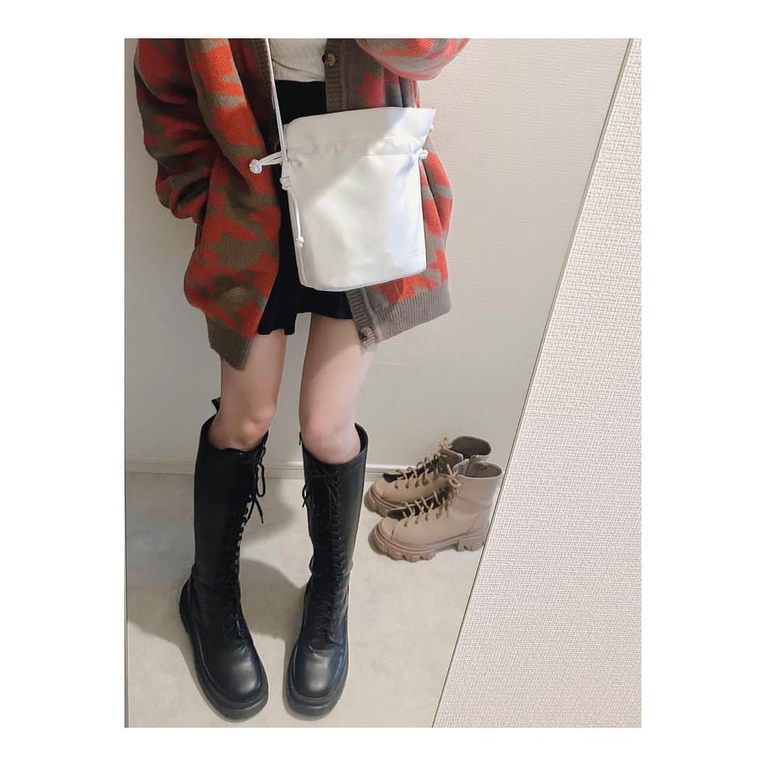 MINAのインスタグラム：「. 秋服着れるの嬉しいなぁ🤎🍂」