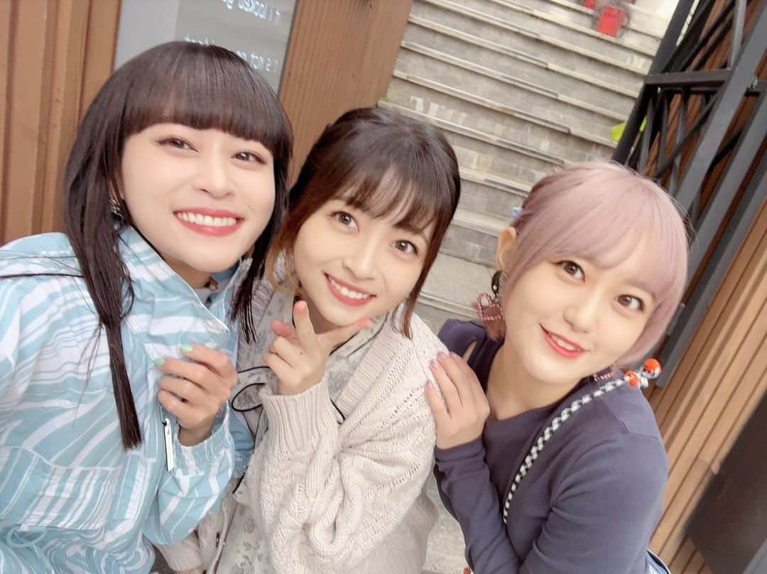 高木美佑さんのインスタグラム写真 - (高木美佑Instagram)「2023.10.07 🇰🇷💗  KIMCHIKURA with ILLUSTAR Fes.  韓国でのイベントキムチクラは半年ぶり2度目の出演！！ こんなに早くまた会えるとはっ🥹 今回もめちゃめちゃ楽しませていただきました🌟  前回とは違って韓国の同人イベント内での開催！ 日本のイベントで例えるとコミケの中にAnimeJapanのステージがある感じ？のイメージで 開放感のある雰囲気でのDJでした☺️🎧  暖かいファンの皆さんとサイン会でたくさんお話できて ほんちゃんとまゆしぃのカバーライブで耳が幸せになって ナムさん司会のトークショーもあっという間でした😆  ピタピタトップスとブリーチデニムは 前乗り観光中に買ったやつ💗 ヘアメイクも可愛くしていただいたよ🎀  思い出いっぱい😌 また来れますように〜〜🙏  #김치쿠라 #キムチクラ #일러페스」10月11日 21時24分 - miyu_takagi