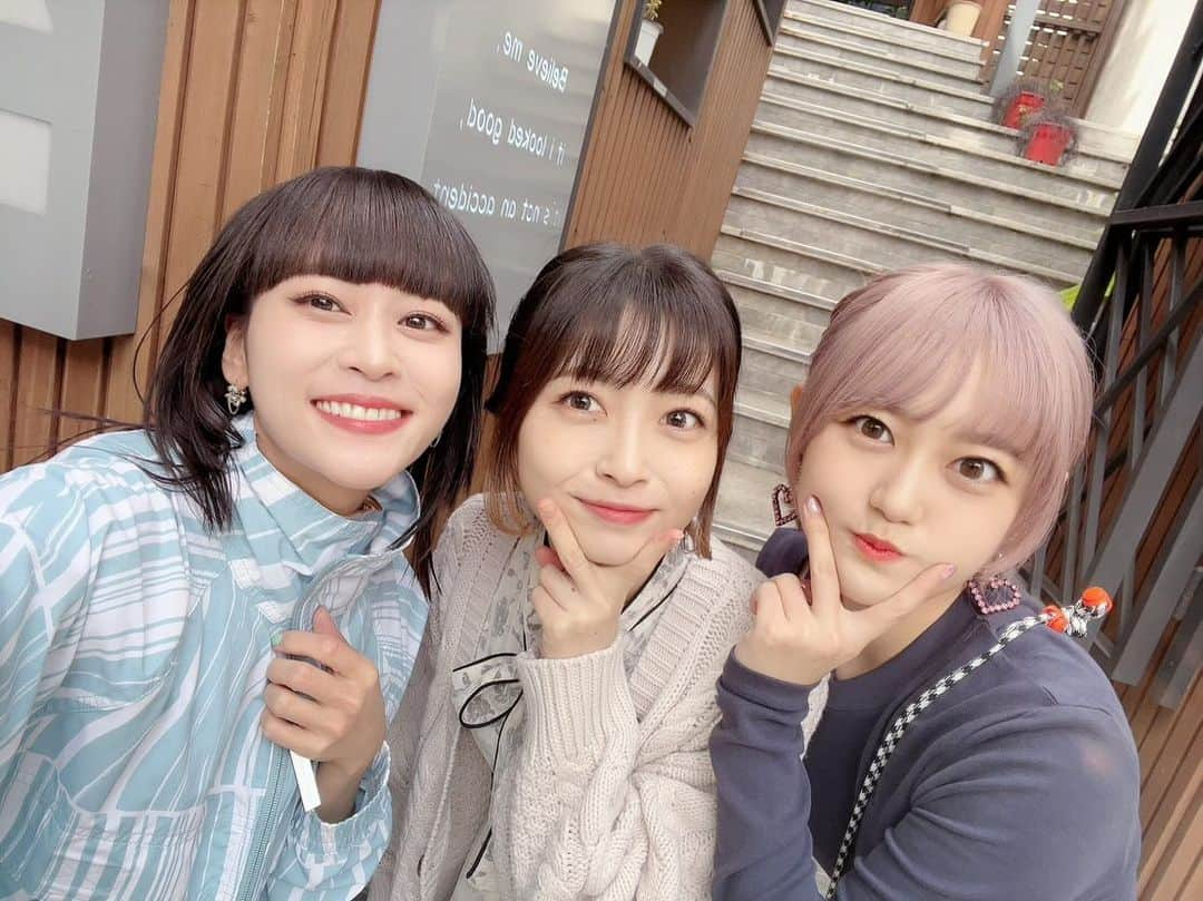 高木美佑さんのインスタグラム写真 - (高木美佑Instagram)「2023.10.07 🇰🇷💗  KIMCHIKURA with ILLUSTAR Fes.  韓国でのイベントキムチクラは半年ぶり2度目の出演！！ こんなに早くまた会えるとはっ🥹 今回もめちゃめちゃ楽しませていただきました🌟  前回とは違って韓国の同人イベント内での開催！ 日本のイベントで例えるとコミケの中にAnimeJapanのステージがある感じ？のイメージで 開放感のある雰囲気でのDJでした☺️🎧  暖かいファンの皆さんとサイン会でたくさんお話できて ほんちゃんとまゆしぃのカバーライブで耳が幸せになって ナムさん司会のトークショーもあっという間でした😆  ピタピタトップスとブリーチデニムは 前乗り観光中に買ったやつ💗 ヘアメイクも可愛くしていただいたよ🎀  思い出いっぱい😌 また来れますように〜〜🙏  #김치쿠라 #キムチクラ #일러페스」10月11日 21時24分 - miyu_takagi