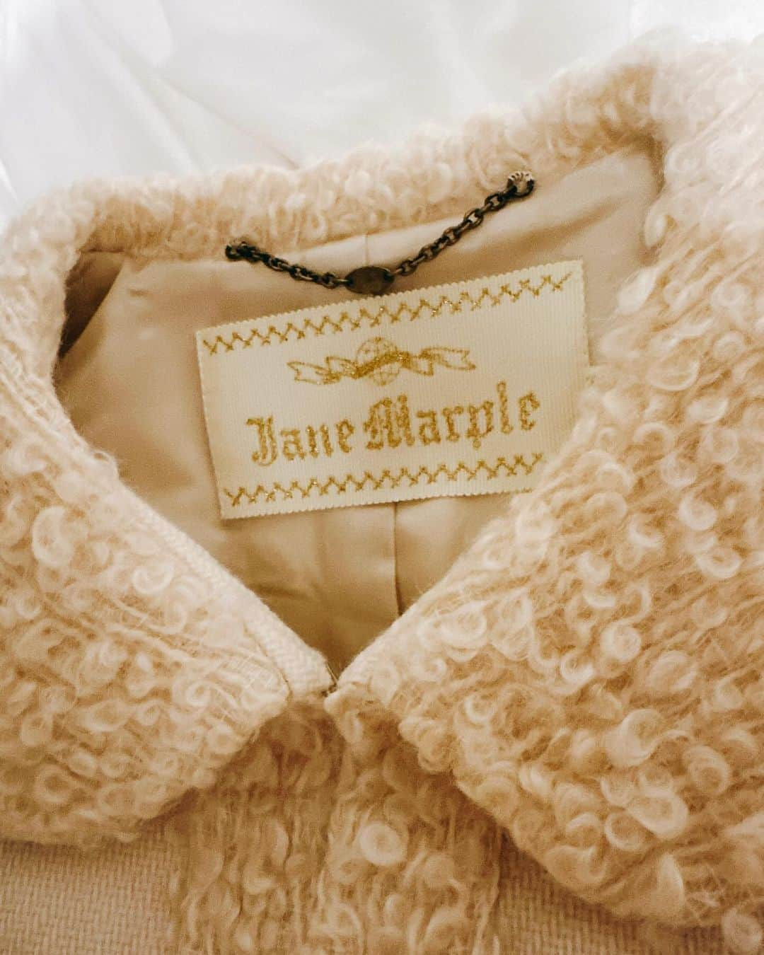 遠藤綾のインスタグラム：「* だいぶ前のjanemarpleの服を掘り起こしたんだけど、劣化してることもあり、好きだけど手放すことに。 悲しい。 good-by forever… janemarple展やってくれないかな。 もし開催されたら、きっと泣きながら会場を何周もするのだわ🥹 ノベルティやＤＭの展示もしてほしい！ 分厚い図録並みのこれまでのカタログを集めた本も出ますように。 グッズは全部入りを受注生産にしてください。 開催日は秋服や冬服の時期希望です。 思い思いの年代物のタータンチェックやレジメンでお越しください😭  写真は、プードルみたいなジャケット。 10数年くらい前のものだと思うんだけど、一生かわいい。#janemarple  #janemarpledanslesalon  #ジェーンマープル」