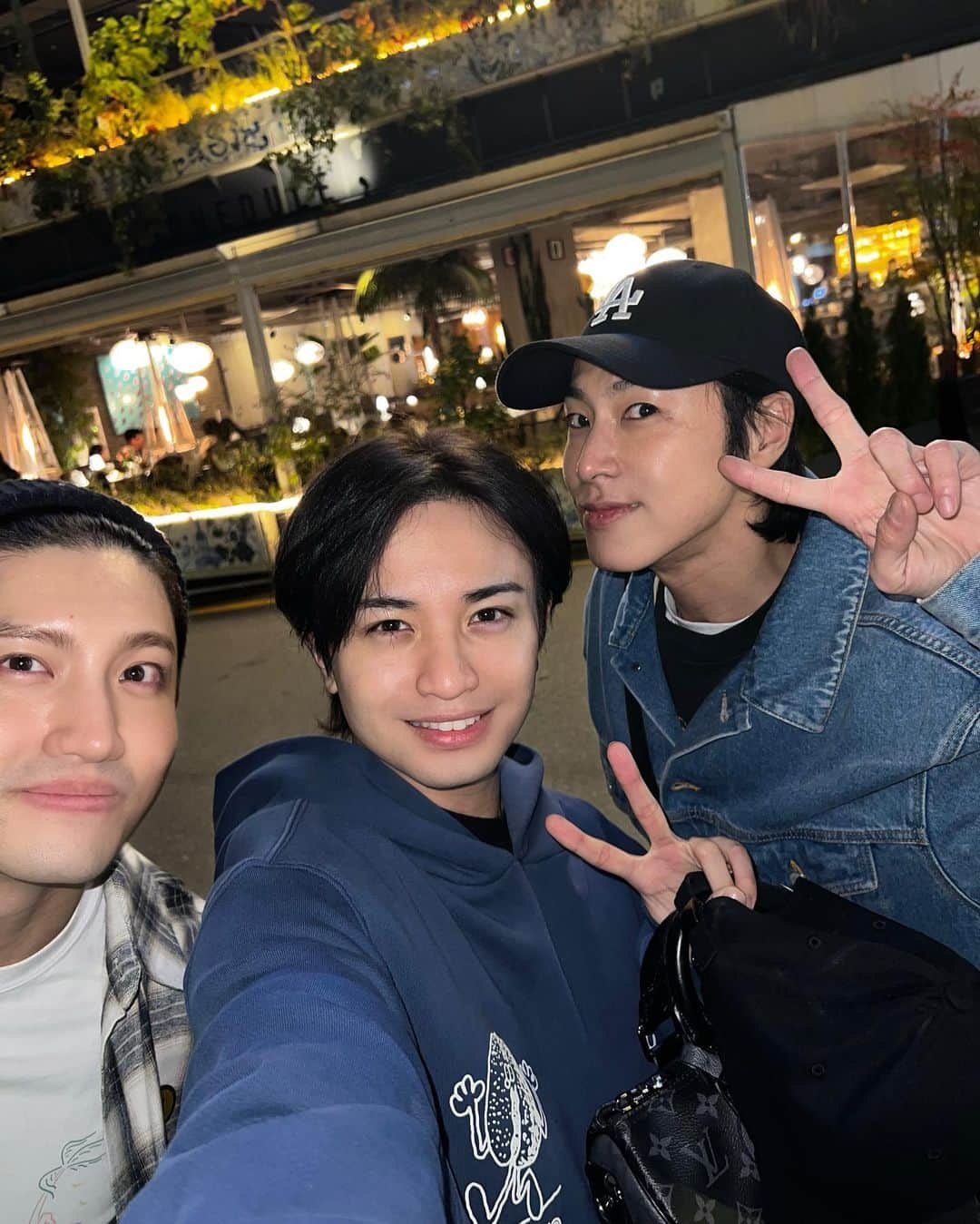 中島健人さんのインスタグラム写真 - (中島健人Instagram)「韓国のヒョンと早めの再会🇰🇷☺️🥘✨  Blissful Reunion. Rarely have I experienced such joy and exhilaration. It was a delight to engage in heartfelt conversations.  윤호 씨, 창민 씨 만나서 너무 행복했어요. 고기구이 최고였어요! 서울에서 함께 탐험할 수 있어서 기뻤어요. 다음에는 일본에서 만나요!  #ユンホ さん #チャンミン さん #TVXQ #Seoul  #焼肉最高すぎてアガッた #ソロショットはユンホさん撮影」10月11日 21時24分 - kento.nakajima_313