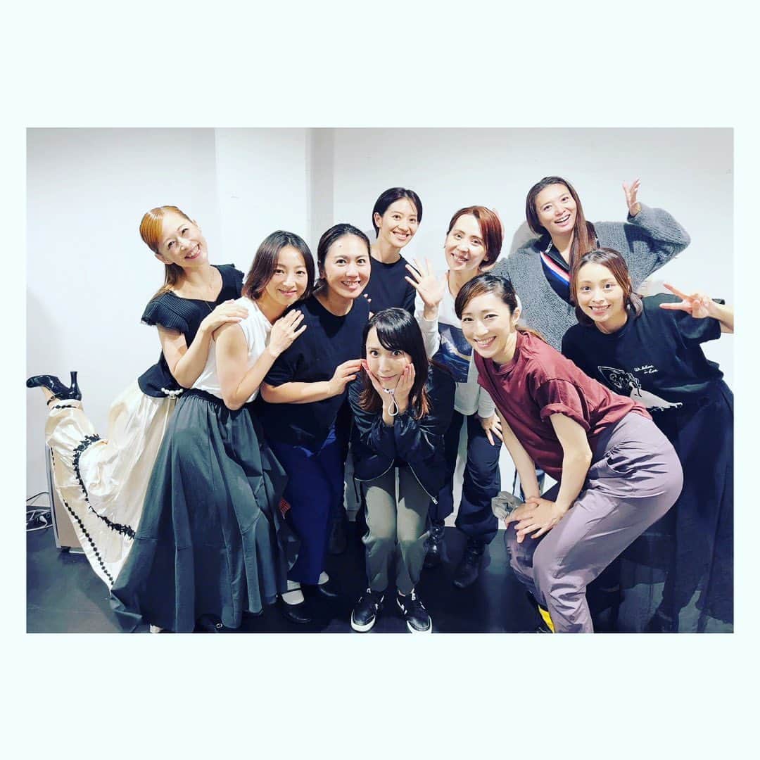 のインスタグラム：「☺︎  時が止まってませんか🙄🕰️？  美しさ、カッコ良さ、面白さ 何一つ変わってないこの現実。  ビックリ案件ですね。  #みなさん美意識お高め #雪組 #100周年  そしてお稽古後は いつだって 2人揃って  みだれ髪。」