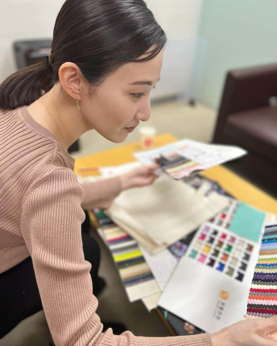 のインスタグラム：「. Misakiの打ち合わせでした🤭  とんでもなく可愛いのが出来上がりそう🤦🏻‍♀️💞  楽しみに待っていて下さったら嬉しいです✨  ちゃっかりお祝いも頂いてしまった、、🥰 センスの良い…💎 お洒落なプレゼントとお花を 有難うございました🩵  @_misakiofficial_   みりおん。 #misaki #毎回出来上がってくるのが楽しみやねん #みんなで作り上げるアイテム #沢山の方に喜んで頂けますように👏」