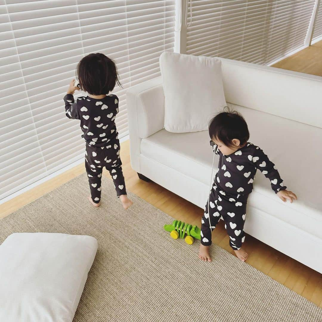 古谷有美のインスタグラム：「🖤🤍 2歳と1歳、 さすがに身長は全然違うけれど 胴回りはほぼ同じサイズ🤣  #よく動く息子 #よく食べる娘 #我が家のもち太郎とまる子」