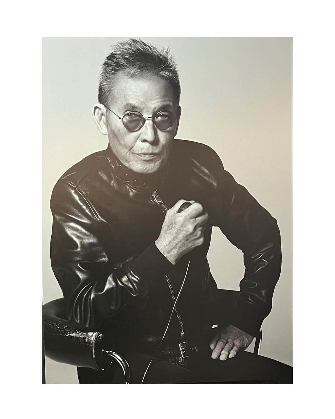 松浦美穂のインスタグラム：「写真家・操上和美さんが「アイヴァン」をまとった50人の紳士を撮り下ろす　青山・スパイラルで写真展を開催。  今日の最終日は多くの人でかなり賑わっていました。  87歳、現役✨✨✨  @kuri1936.official #haircutbyme」