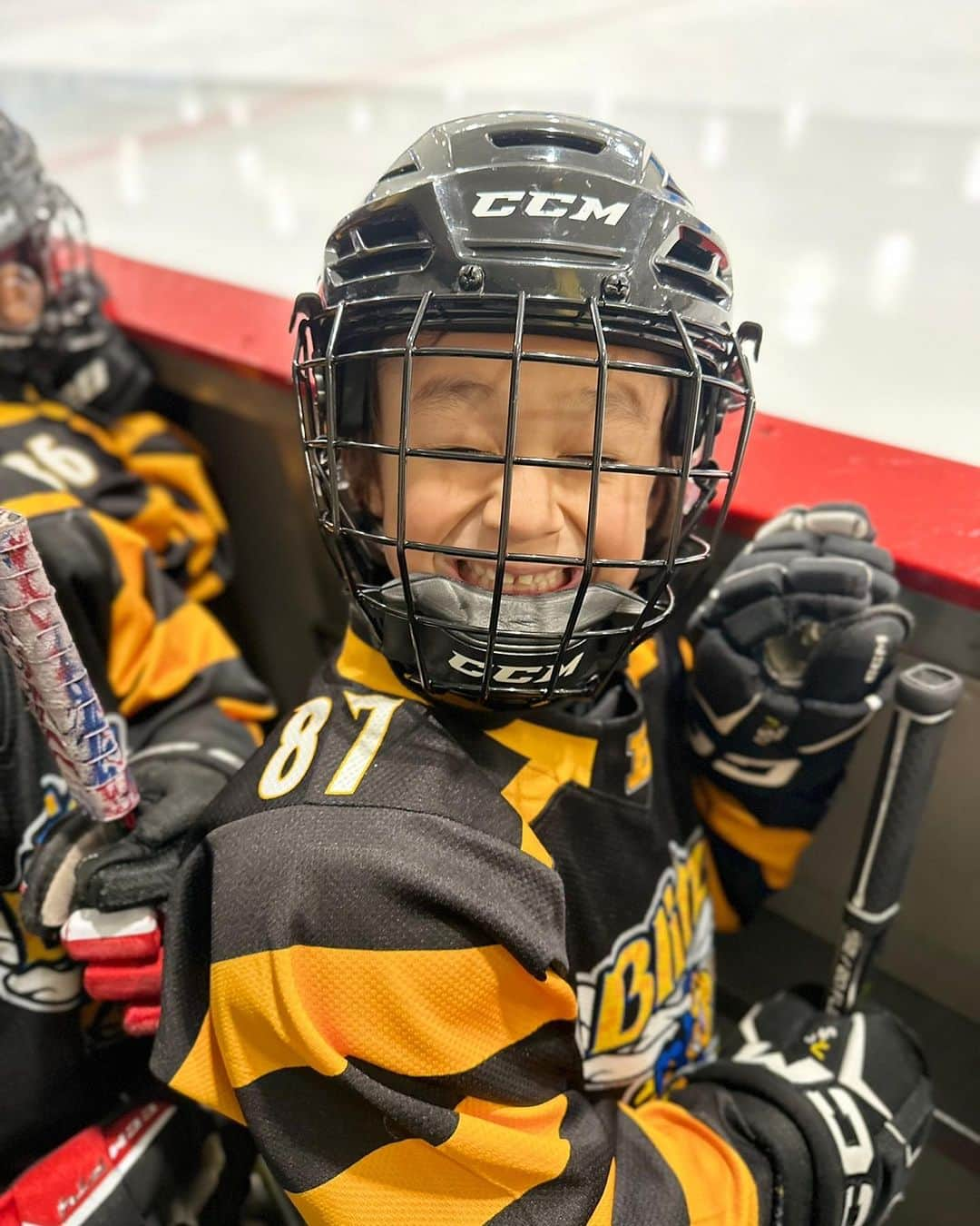 サム・ハミントンさんのインスタグラム写真 - (サム・ハミントンInstagram)「These boys always make me proud when they get on the ice. Love to see them play on the same team too.  링그장에 탈때 마다 정말 자랑스럽다. 같은 팀에 탈때 더욱 그래」10月11日 21時36分 - samhammington