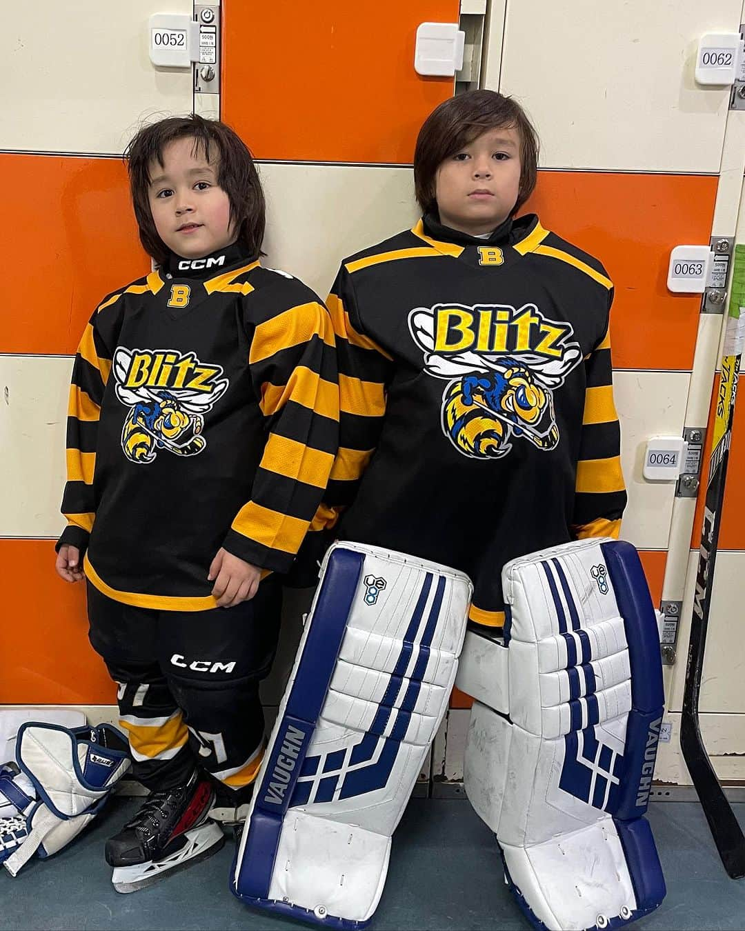 サム・ハミントンさんのインスタグラム写真 - (サム・ハミントンInstagram)「These boys always make me proud when they get on the ice. Love to see them play on the same team too.  링그장에 탈때 마다 정말 자랑스럽다. 같은 팀에 탈때 더욱 그래」10月11日 21時36分 - samhammington