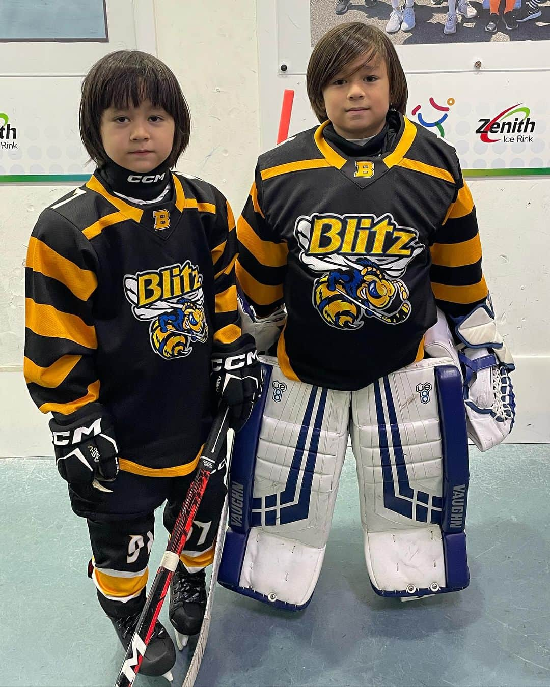 サム・ハミントンさんのインスタグラム写真 - (サム・ハミントンInstagram)「These boys always make me proud when they get on the ice. Love to see them play on the same team too.  링그장에 탈때 마다 정말 자랑스럽다. 같은 팀에 탈때 더욱 그래」10月11日 21時36分 - samhammington