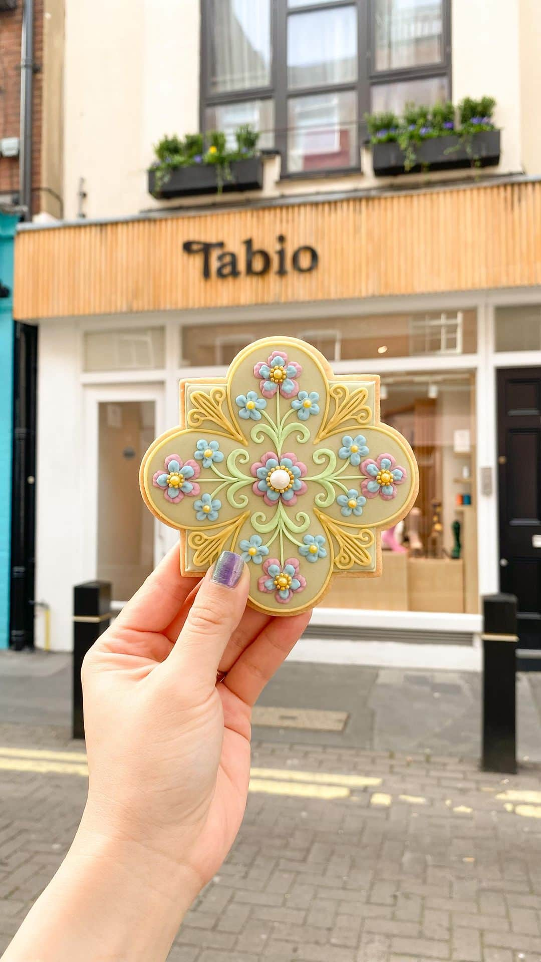 KUNIKAのインスタグラム：「Come check out our special collaboration socks with Japanese socks brand 'Tabio' on Neal Street. 🇬🇧 They are displaying icing cookies with socks pattern ❃  今回のコラボレーションソックスの柄を再現したアイシングクッキーを、ロンドンのNeal StreetにあるTabio店舗に飾っていただいてます♡ ぜひこの機会に、お立ち寄りいただけたら嬉しいです🍁  #tabio #タビオ #KUNIKA #kunikawithtabio #socks」