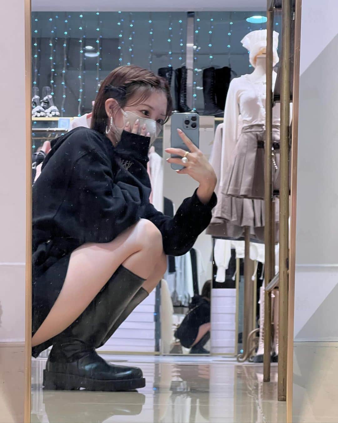 朝長美桜さんのインスタグラム写真 - (朝長美桜Instagram)「本日もご来店いただきありがとうございました❤︎❤︎ いよいよ明日で最終日！ popupが始まるといつもあっという間の一瞬で終わっちゃう気がします🥲  連日沢山会いに来て下さってありがとうございます🥰 Amyを直接手に取って見ていただけて、 嬉しそうに幸せそうにして下さる姿を見て私はこれからも頑張れる！っと活力になります😌🕊️ popupならではだなと実感しております。 最終日は、15:00〜21:00で店頭にいます❤︎ お待ちしております❤︎  #Amy#Amyaccessory」10月11日 21時36分 - miochan_0517