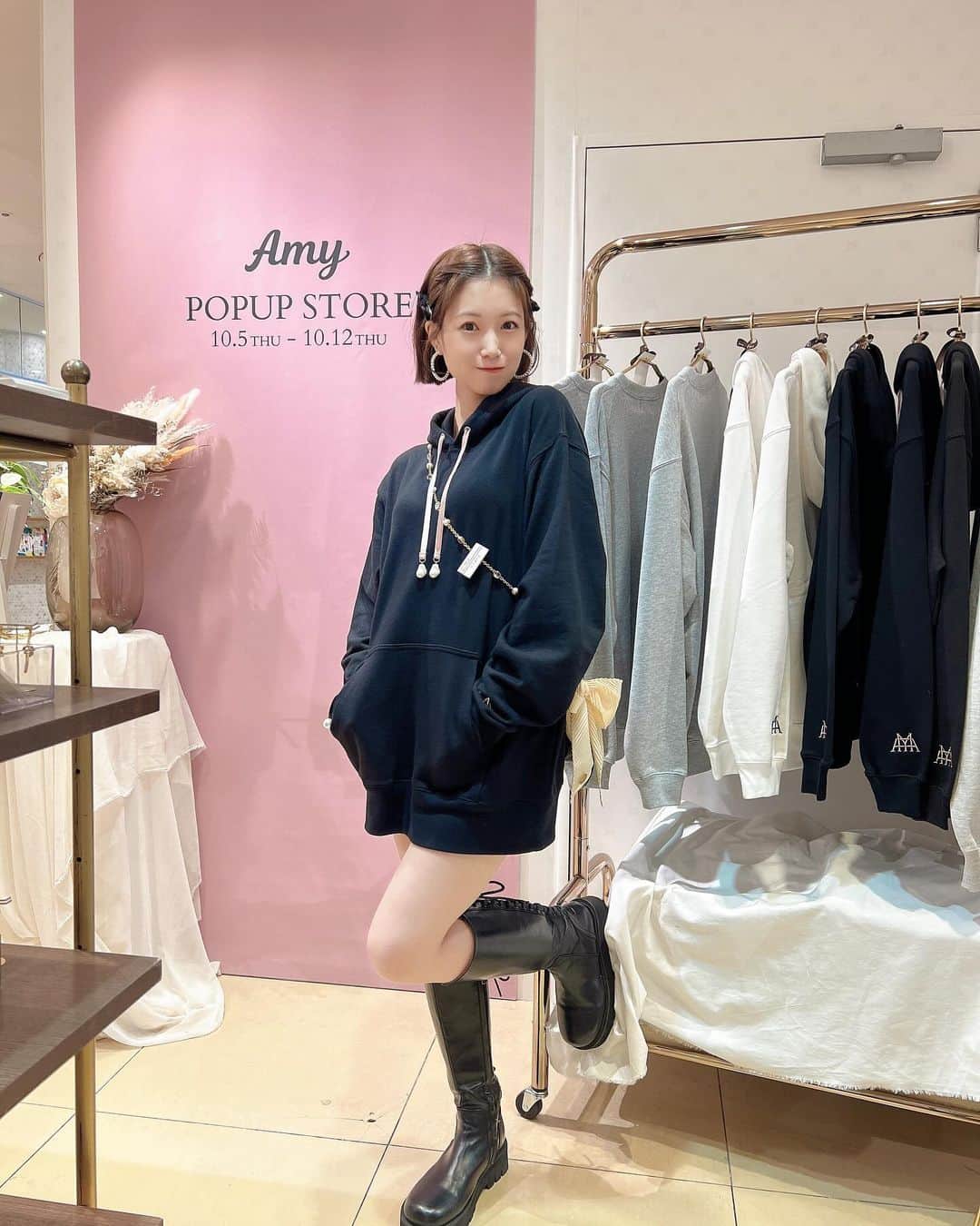 朝長美桜さんのインスタグラム写真 - (朝長美桜Instagram)「本日もご来店いただきありがとうございました❤︎❤︎ いよいよ明日で最終日！ popupが始まるといつもあっという間の一瞬で終わっちゃう気がします🥲  連日沢山会いに来て下さってありがとうございます🥰 Amyを直接手に取って見ていただけて、 嬉しそうに幸せそうにして下さる姿を見て私はこれからも頑張れる！っと活力になります😌🕊️ popupならではだなと実感しております。 最終日は、15:00〜21:00で店頭にいます❤︎ お待ちしております❤︎  #Amy#Amyaccessory」10月11日 21時36分 - miochan_0517